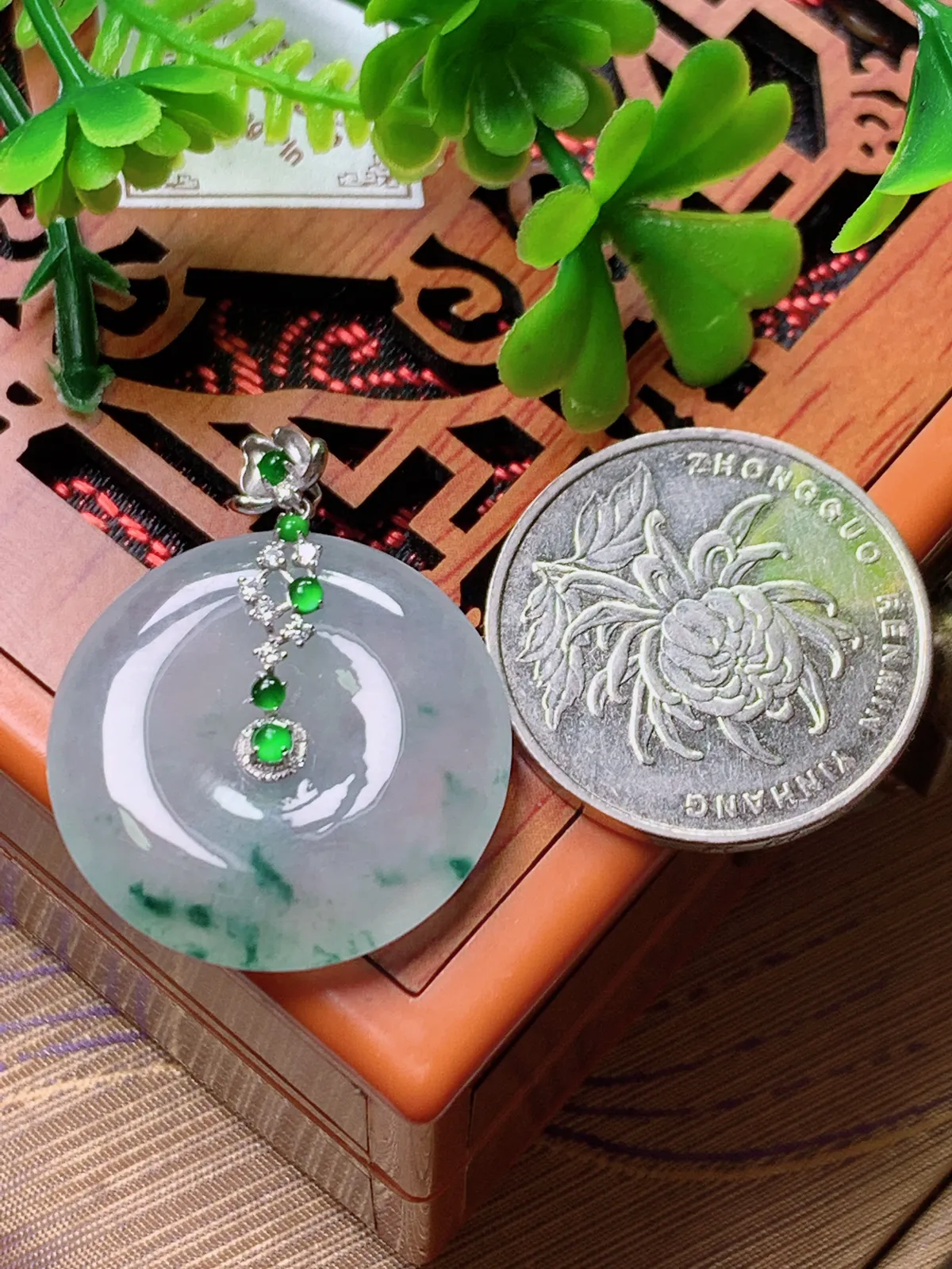 精品推荐，缅甸天然A货翡翠，18K金镶嵌冰种飘花平安扣吊坠，种水好，颜色鲜艳，玉质水润细腻，工艺精湛，佩戴效果更佳。