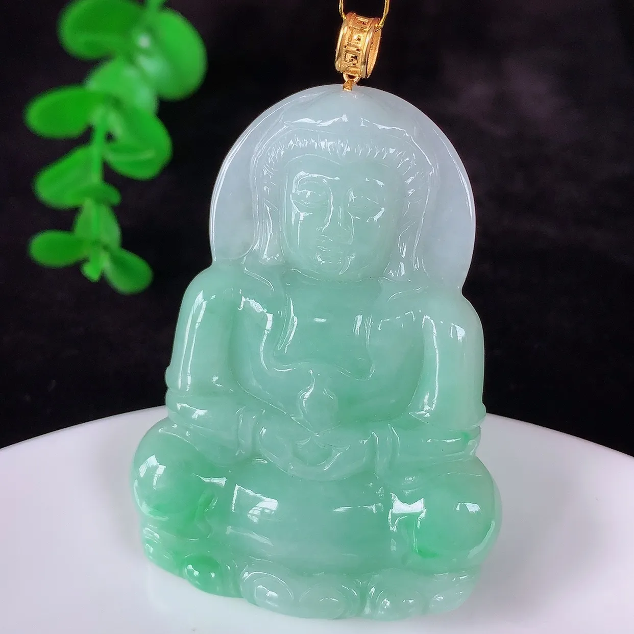 自然光实拍，18K金镶嵌冰糯种飘绿翡翠观音吊坠，赐福翡翠观音，翠色迷人，观音面相端庄，佩戴时尚出众！#35.10整体57.5*裸石50.8*36*5.5