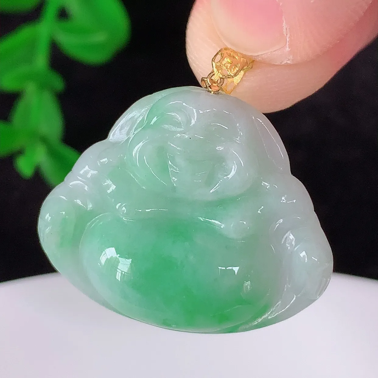 自然光实拍 18K金镶嵌冰糯种飘阳绿翡翠佛公吊坠，冰透饱满， 佛公亦保平安，寓意有福（佛公）相伴，品