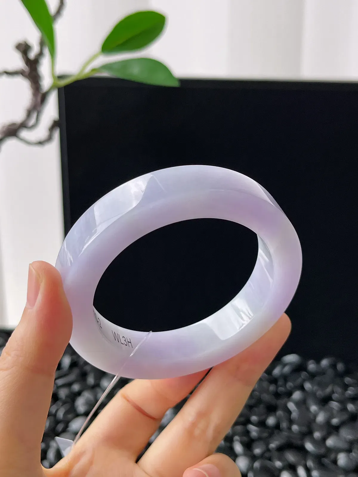 翡翠镯胚，⭕️正圈最大做54，最小做52，圆条最大做50。尺寸70-52-12.2-8.6