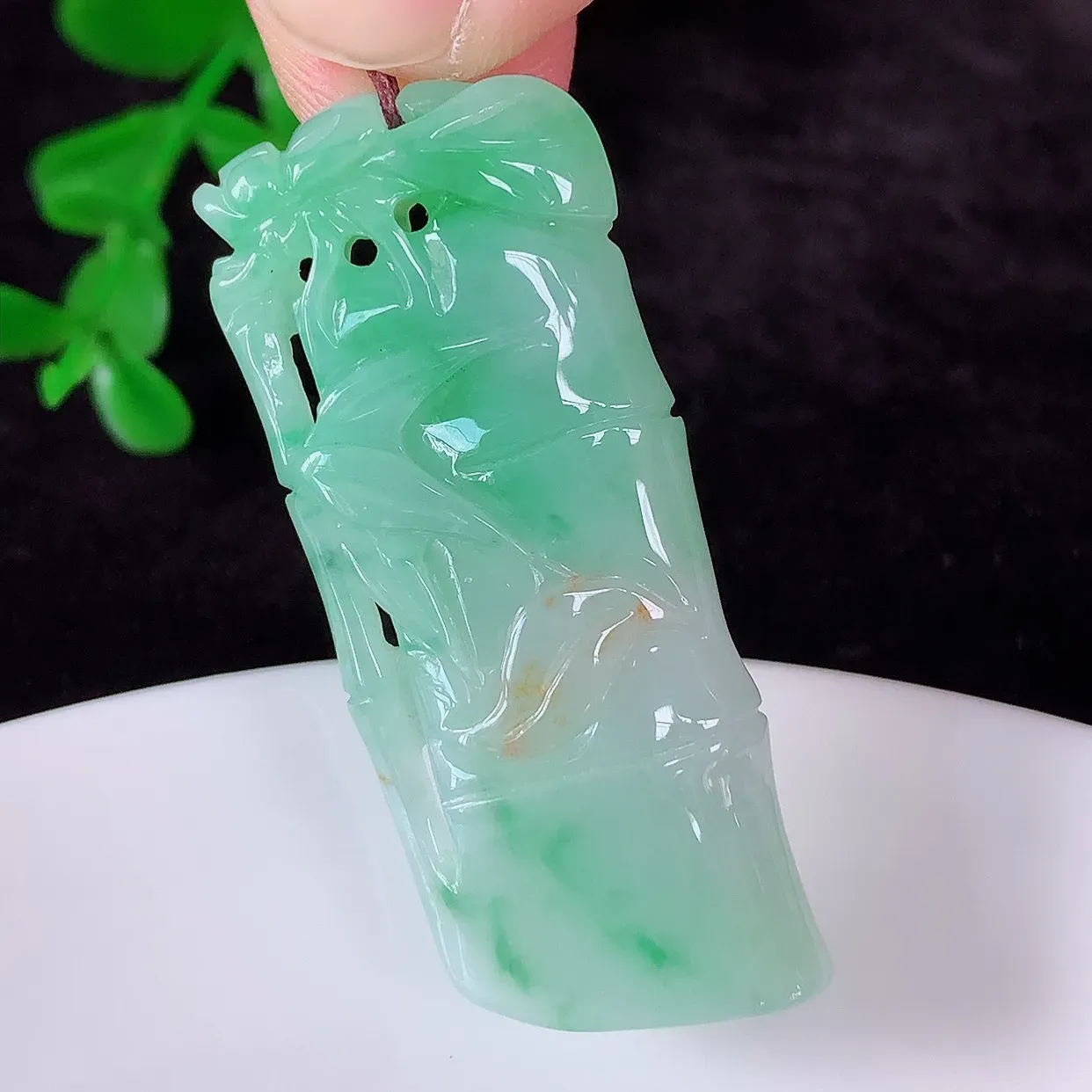 自然光实拍，冰糯种飘绿洒金翡翠节节高竹节玉坠，款式时尚大方，竹节寓意好，佩戴事业，学业节节高升！#87.10