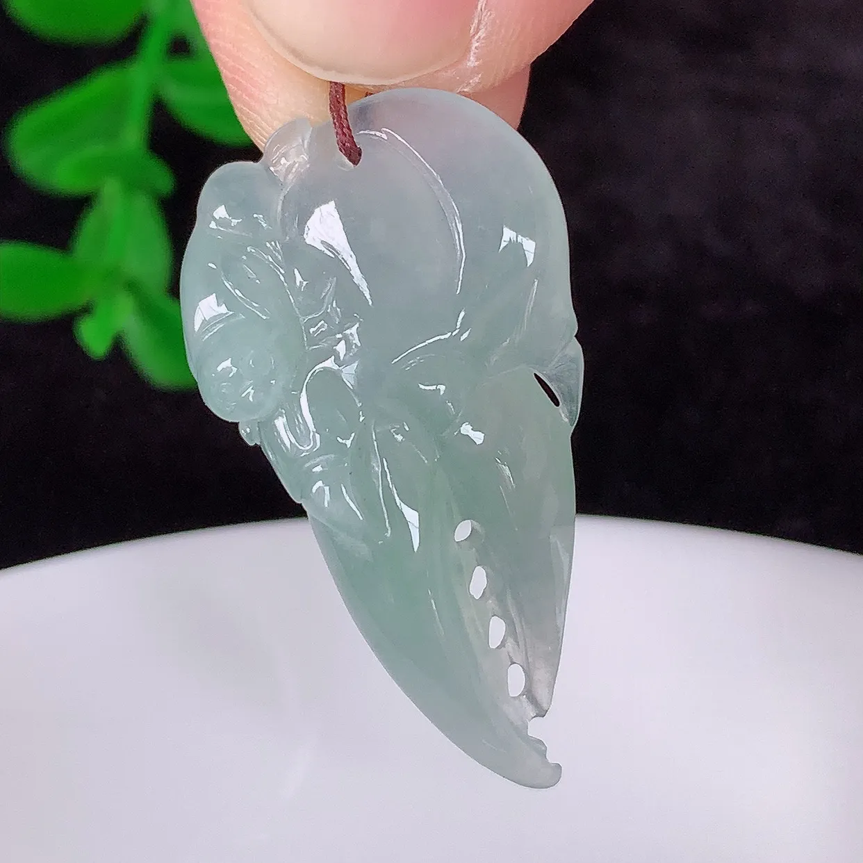 自然光实拍，冰润冰种翡翠八方来财吊坠，种老水足，翠色灵动，寓意美好，佩戴时尚出众！#60.10