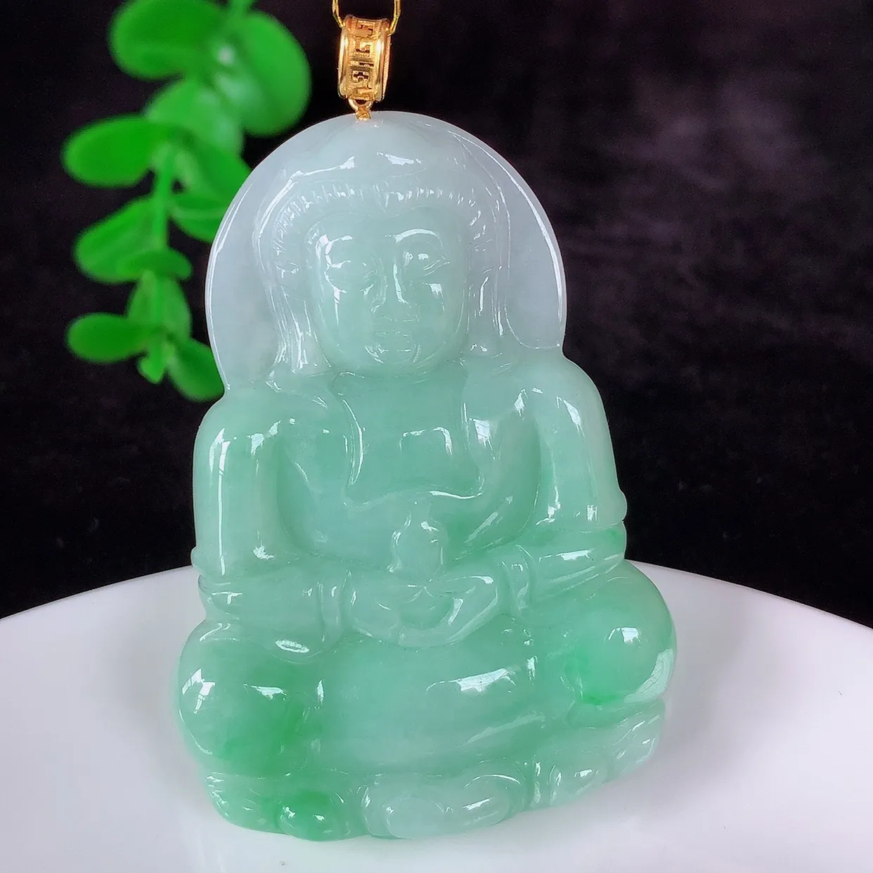 自然光实拍，18K金镶嵌冰糯种飘绿翡翠观音吊坠，赐福翡翠观音，翠色迷人，观音面相端庄，佩戴时尚出众！#35.10整体57.5*裸石50.8*36*5.5