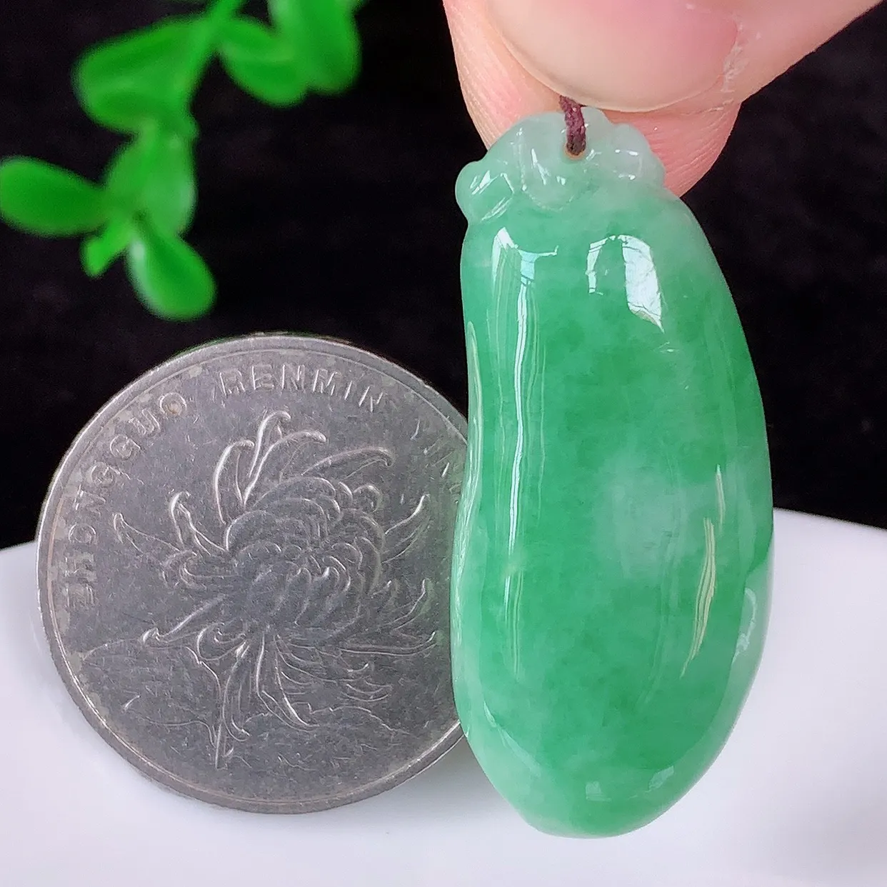 自然光实拍，冰润冰糯种满绿翡翠招财福瓜吊坠，翡翠福瓜招财瓜，冰润且起胶感，佩戴效果优雅迷人！#57.10