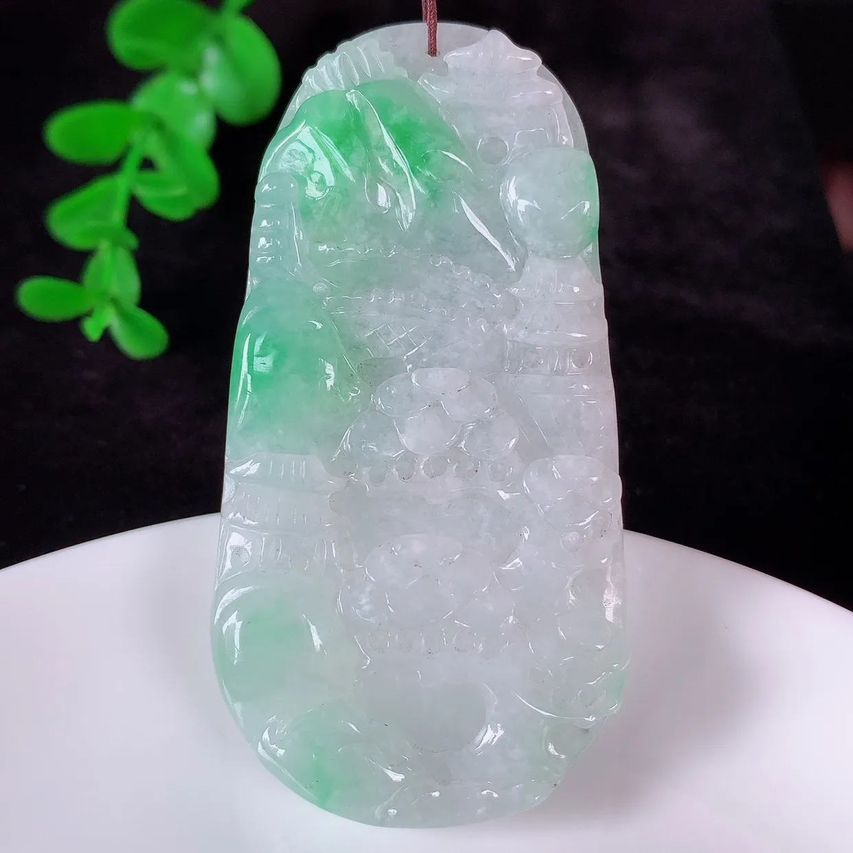 自然光实拍，大件冰润冰糯种飘阳绿翡翠山水牌吊坠，翡翠山水，立体生动形象，山水素材布局合理，意境感佳，佩戴上身效果更高贵 #46.10