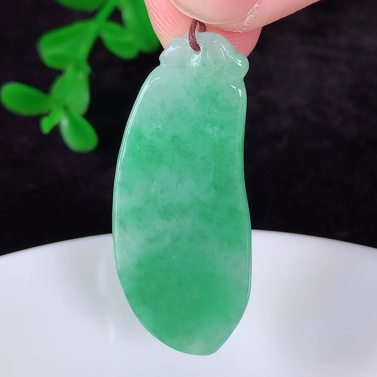 自然光实拍，冰润冰糯种满绿翡翠招财福瓜吊坠，翡翠福瓜招财瓜，冰润且起胶感，佩戴效果优雅迷人！#57.10