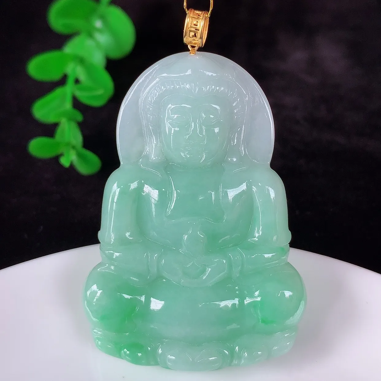 自然光实拍，18K金镶嵌冰糯种飘绿翡翠观音吊坠，赐福翡翠观音，翠色迷人，观音面相端庄，佩戴时尚出众！#35.10整体57.5*裸石50.8*36*5.5