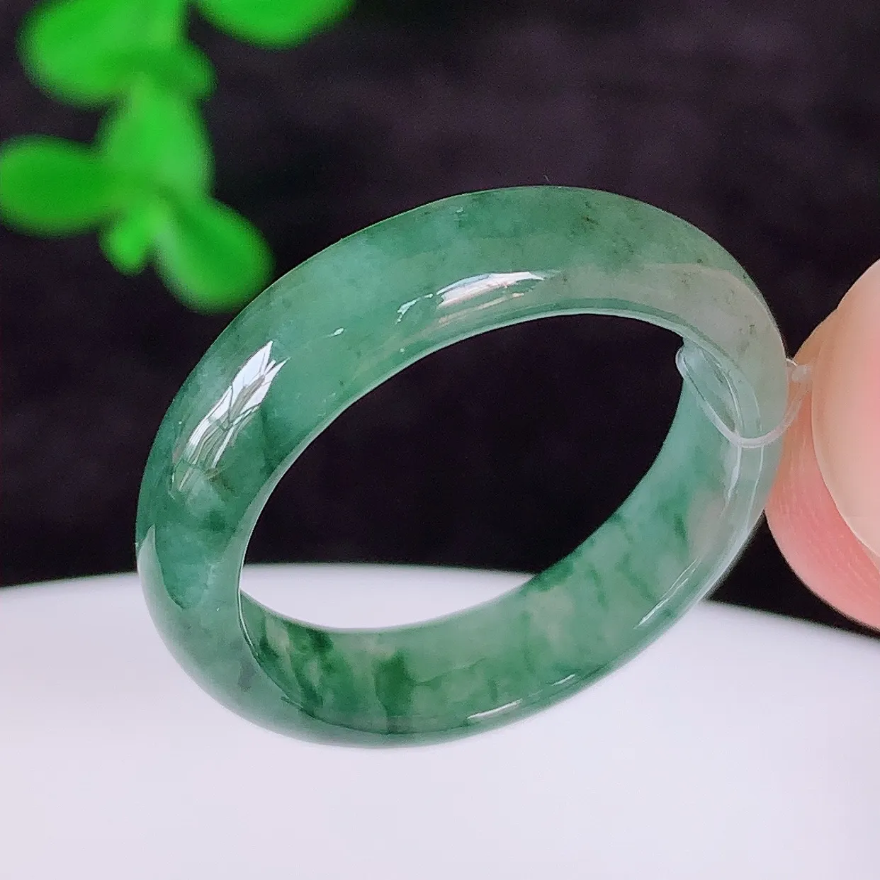 自然光实拍，冰润冰糯种飘绿花19.5mm内径翡翠指环，玉戒指，玉质莹润，好精美好冰润的指环，19圈口