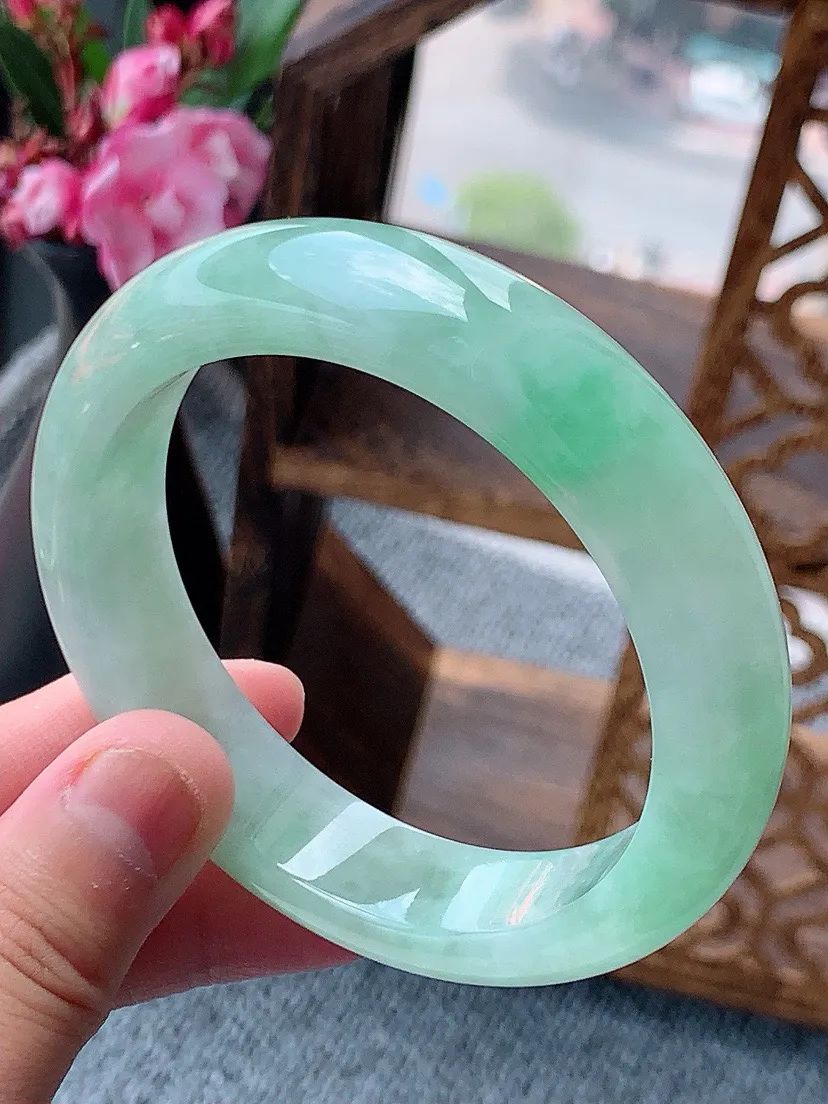 a货翡翠老坑飘绿宽边正装正圈手镯58-59圈口  尺寸58×14.7×8.8mm 重量75.00g 