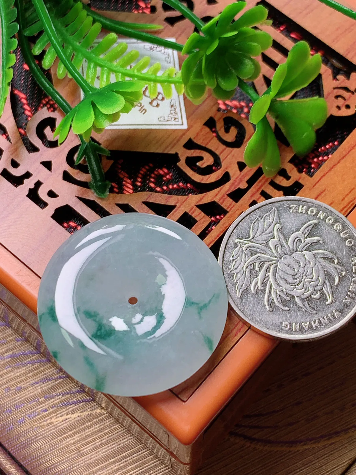 精品推荐，缅甸天然A货翡翠，冰种飘花平安扣吊坠，种水好，颜色鲜艳，玉质水润细腻，工艺精湛，佩戴效果更佳。
