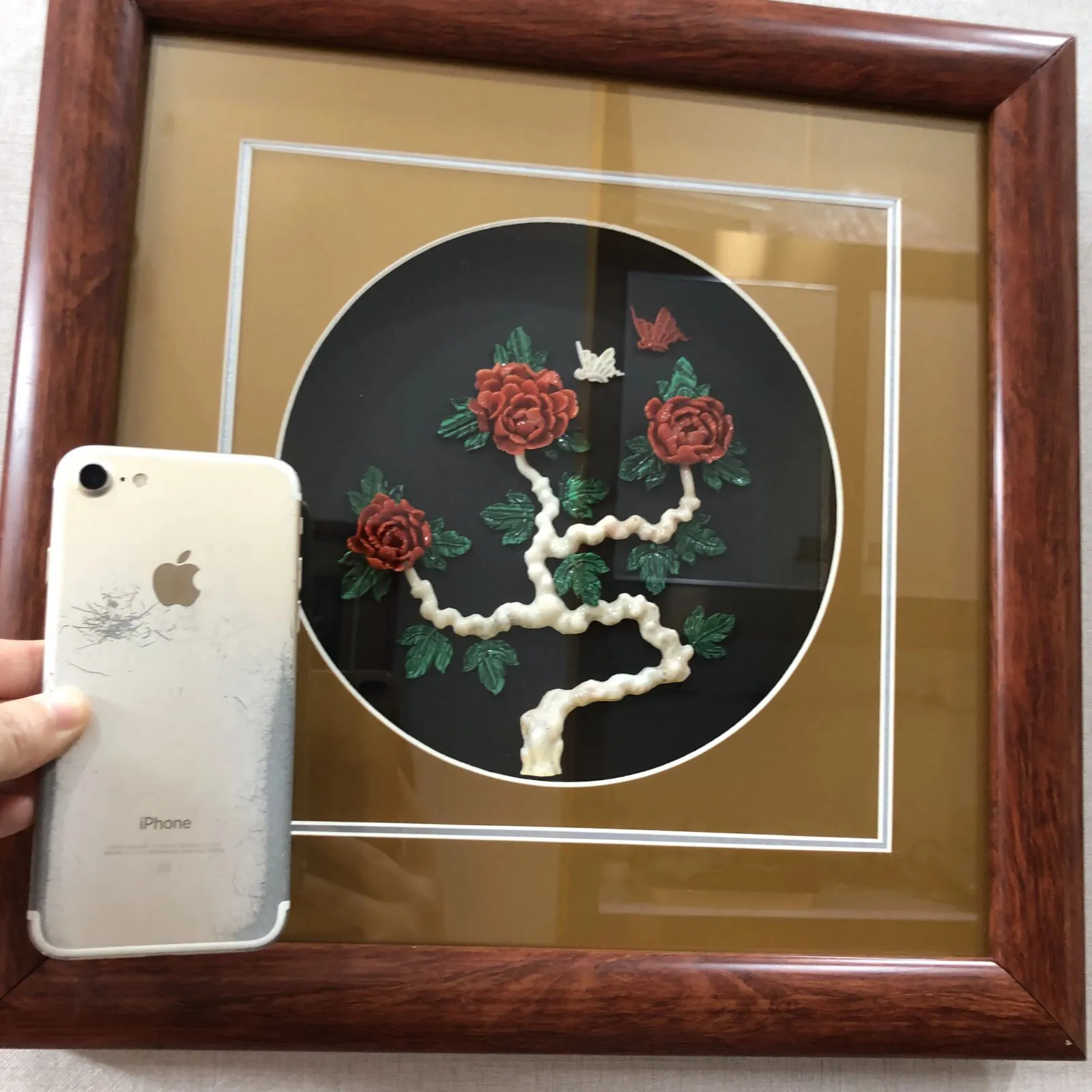 【天然红珊瑚立体画】天然珊瑚枝精雕珊瑚花的结合，意境美，突出立体感，色泽搭配自然，立体花和蝴蝶形象逼真，颜色娇艳动人，材料为意大利沙丁红珊瑚料，绿色为孔雀石白珊瑚点缀！可出任何机构证书，裸枝尺寸40*35*8mm，整体尺寸350*350*42mm，总重1417克左右，新房装饰，会所陈设，艺术品收藏，珊瑚贵为佛教珍宝，稀少且珍贵，喜欢的请珍惜！