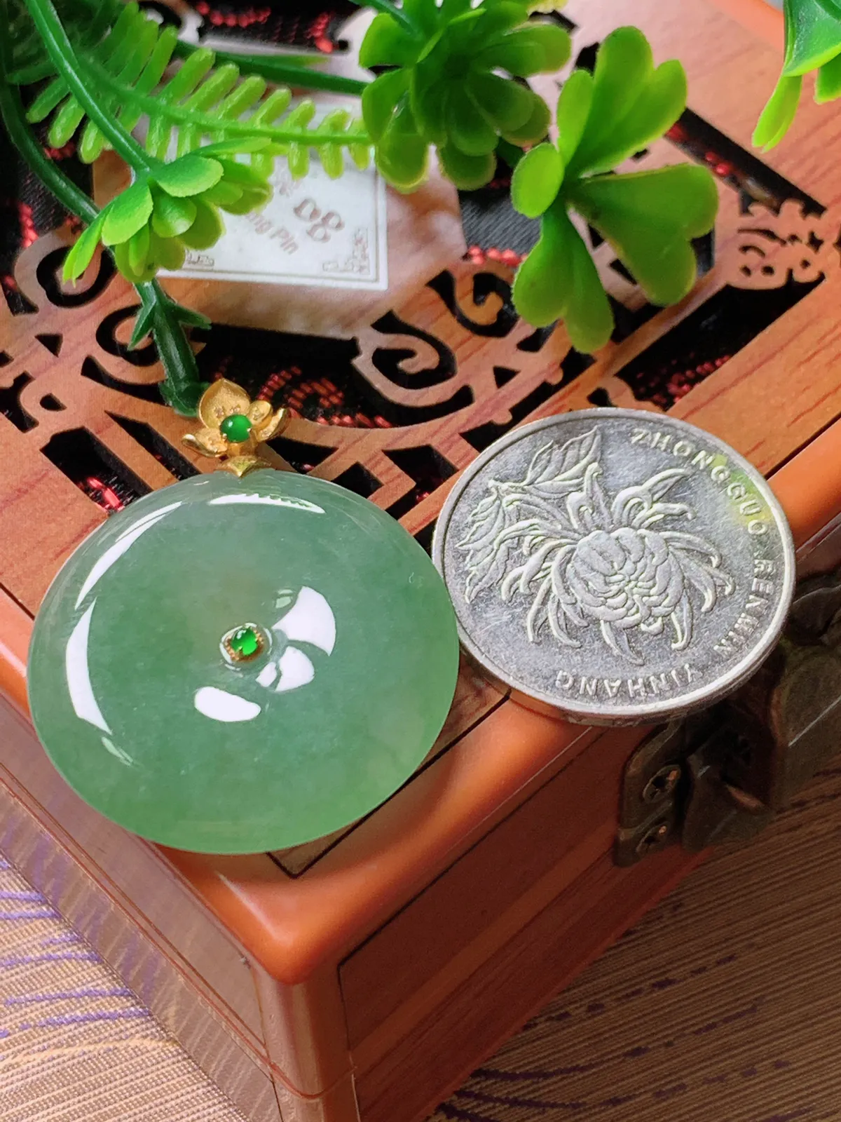 精品推荐，缅甸天然A货翡翠，18K金镶嵌冰种满绿平安扣吊坠，种水好，颜色鲜艳，玉质水润细腻，工艺精湛，佩戴效果更佳。