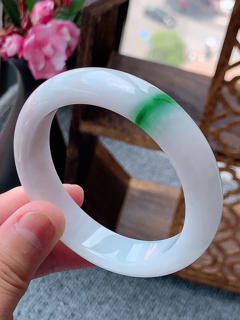 a货翡翠老坑白底青飘绿正装正圈手镯54-55圈口  尺寸54×12.8×8mm 重量57.66g 0