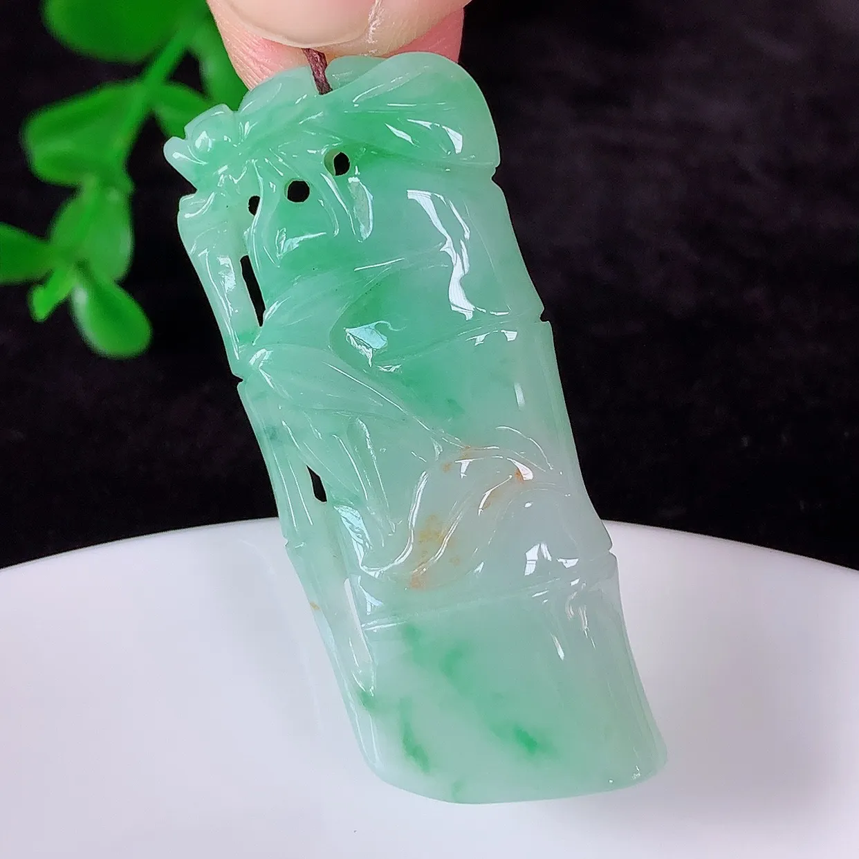 自然光实拍，冰糯种飘绿洒金翡翠节节高竹节玉坠，款式时尚大方，竹节寓意好，佩戴事业，学业节节高升！#8