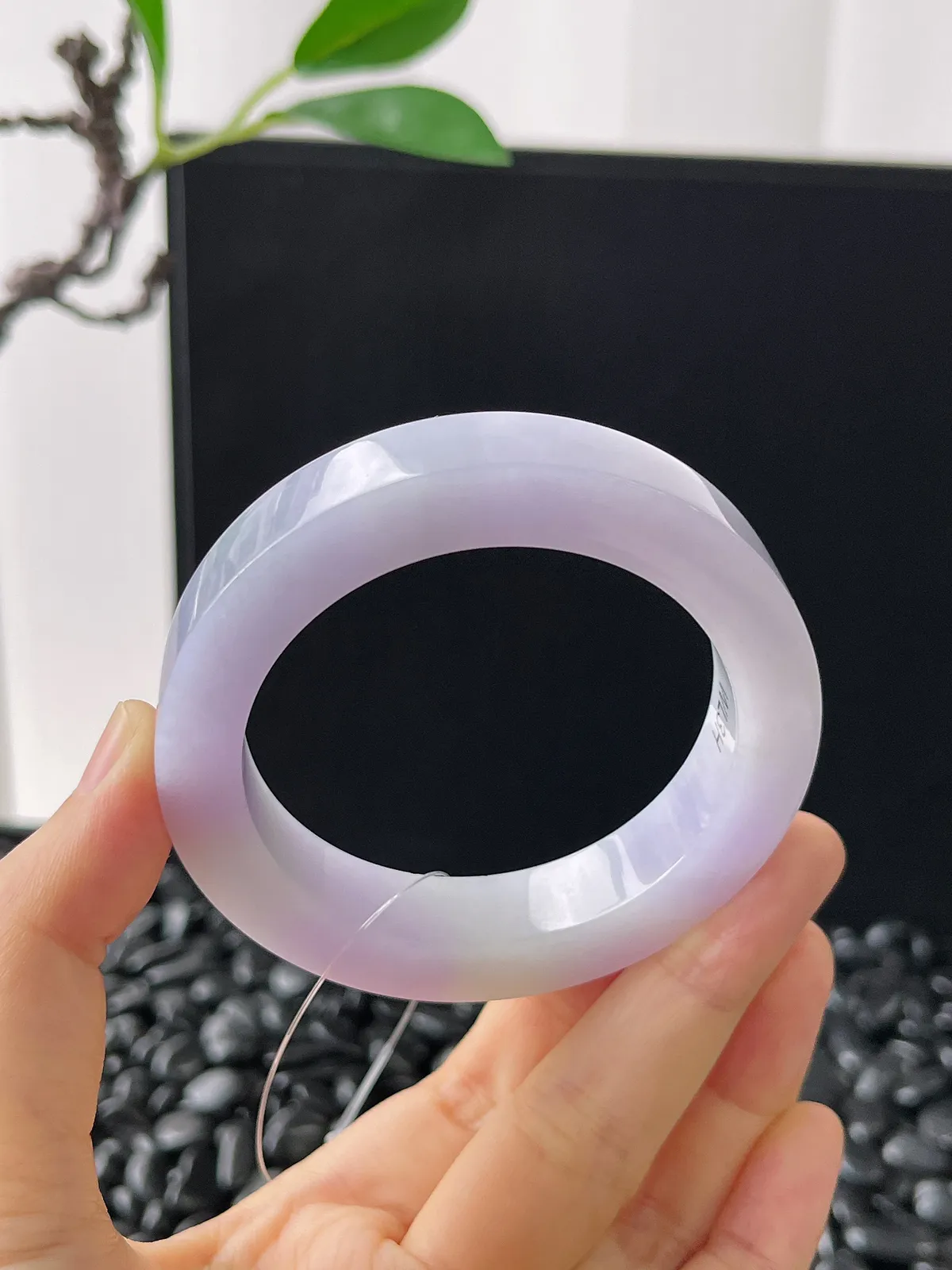 翡翠镯胚，⭕️正圈最大做54，最小做52，圆条最大做50。尺寸70-52-12.2-8.6