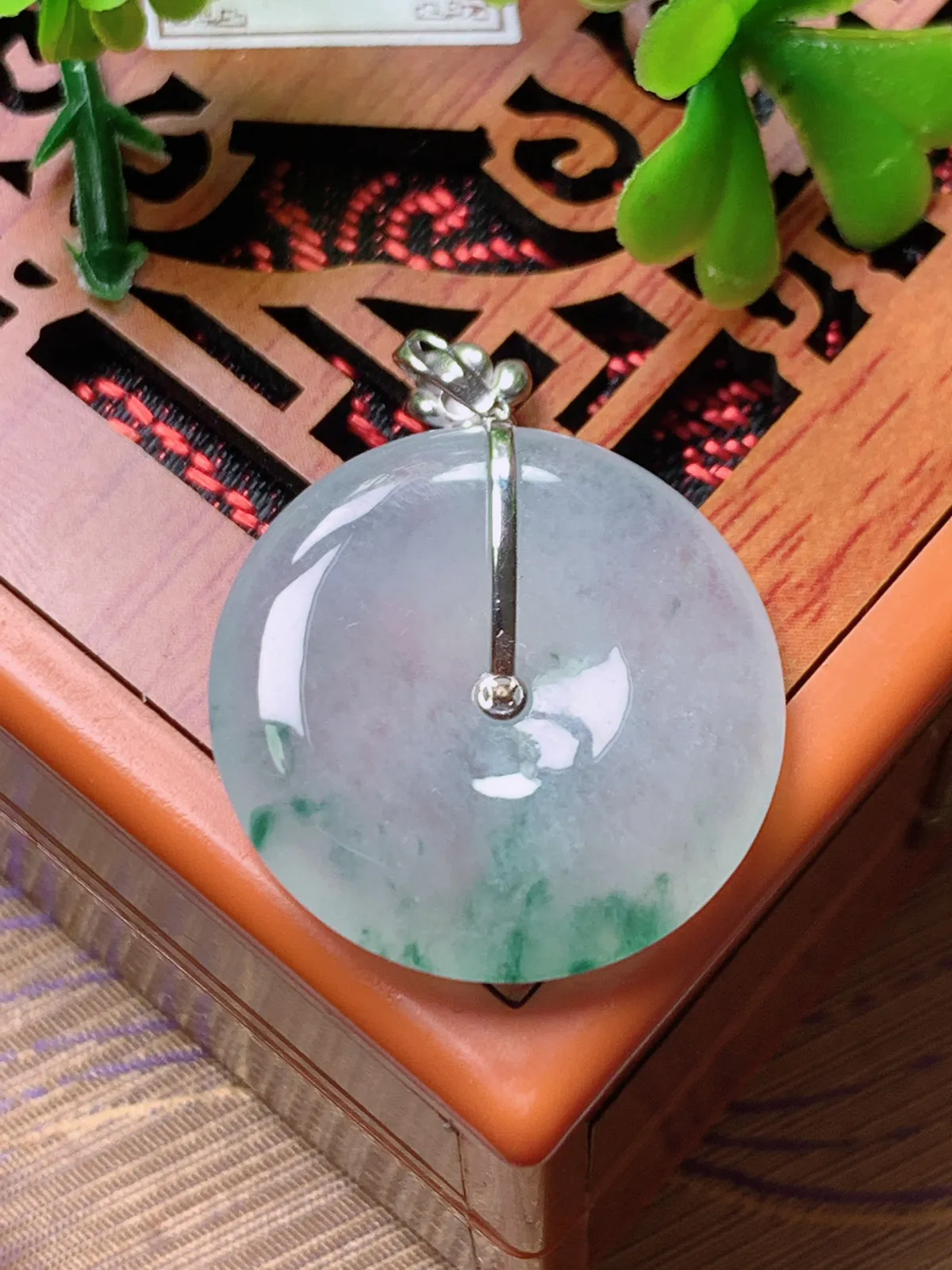 精品推荐，缅甸天然A货翡翠，18K金镶嵌冰种飘花平安扣吊坠，种水好，颜色鲜艳，玉质水润细腻，工艺精湛，佩戴效果更佳。