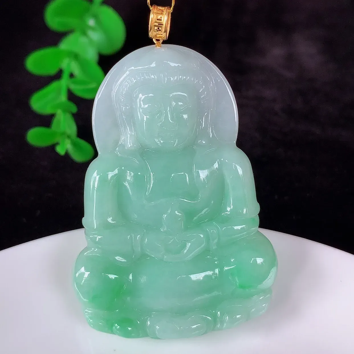 自然光实拍，18K金镶嵌冰糯种飘绿翡翠观音吊坠，赐福翡翠观音，翠色迷人，观音面相端庄，佩戴时尚出众！#35.10整体57.5*裸石50.8*36*5.5