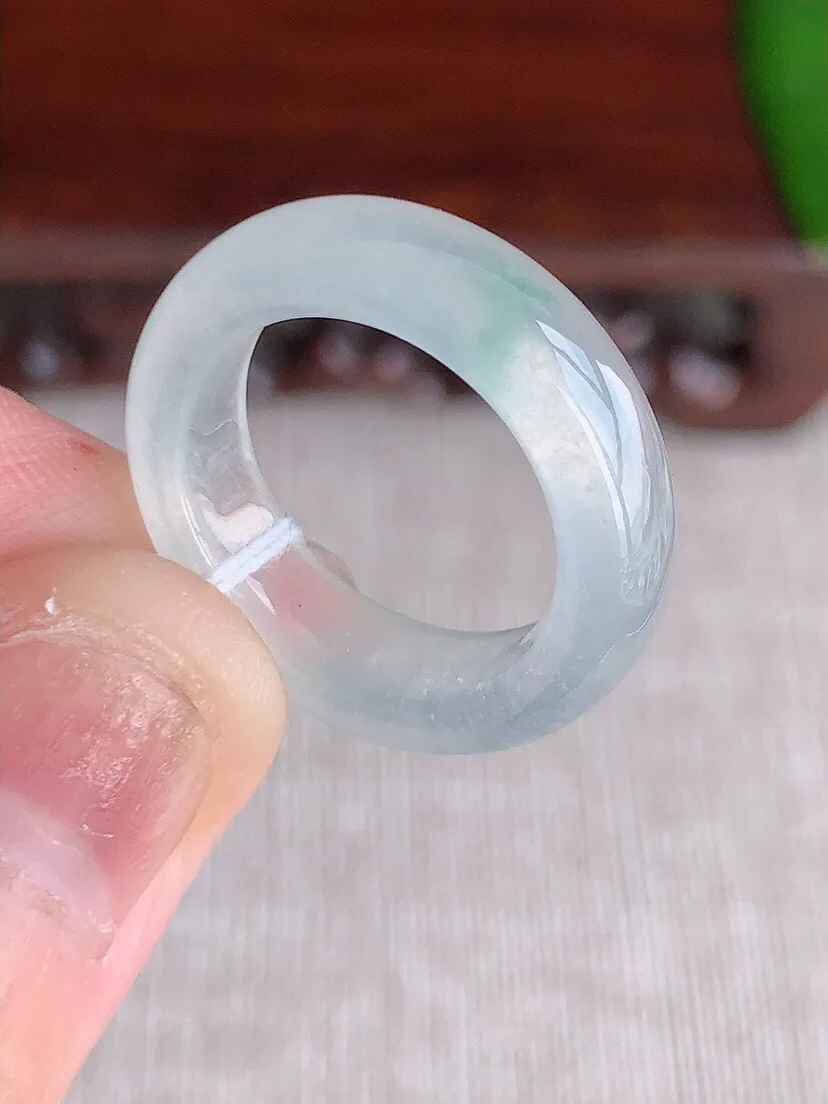 a货翡翠老坑冰种飘花素面戒指 尺寸15.8×5.5×2.8mm 重量3.59g 0611