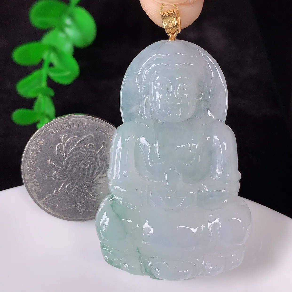 自然光实拍，18K金镶嵌冰飘花翡翠观音吊坠，赐福翡翠观音，翠色迷人，观音面相端庄，佩戴时尚出众！#35.1整体56.6*裸石49.5*32.6*5.8