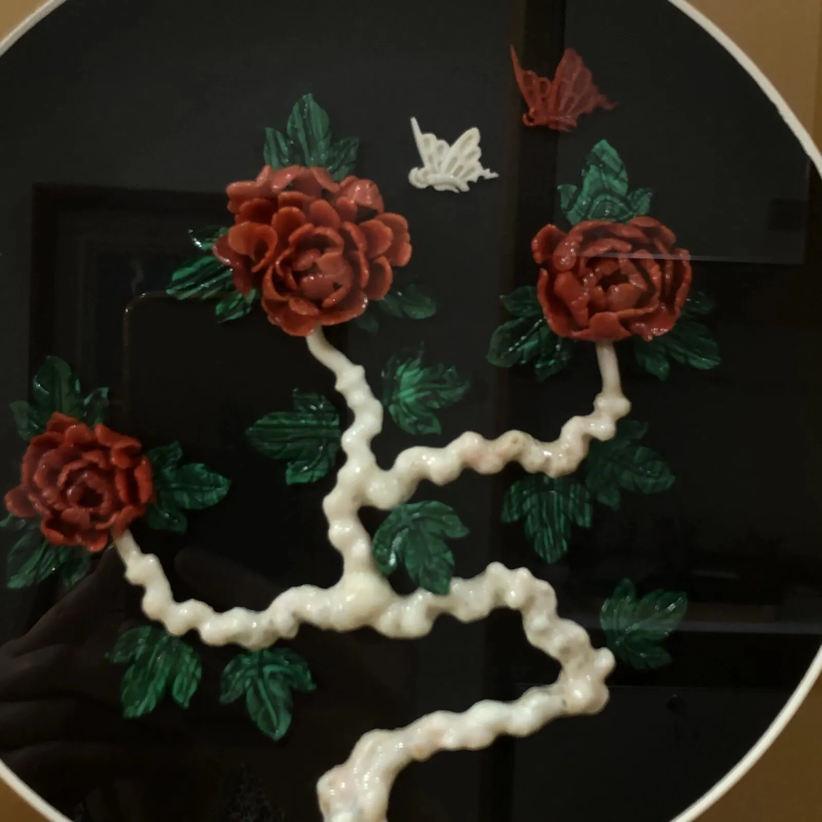 【天然红珊瑚立体画】天然珊瑚枝精雕珊瑚花的结合，意境美，突出立体感，色泽搭配自然，立体花和蝴蝶形象逼真，颜色娇艳动人，材料为意大利沙丁红珊瑚料，绿色为孔雀石白珊瑚点缀！可出任何机构证书，裸枝尺寸40*35*8mm，整体尺寸350*350*42mm，总重1417克左右，新房装饰，会所陈设，艺术品收藏，珊瑚贵为佛教珍宝，稀少且珍贵，喜欢的请珍惜！