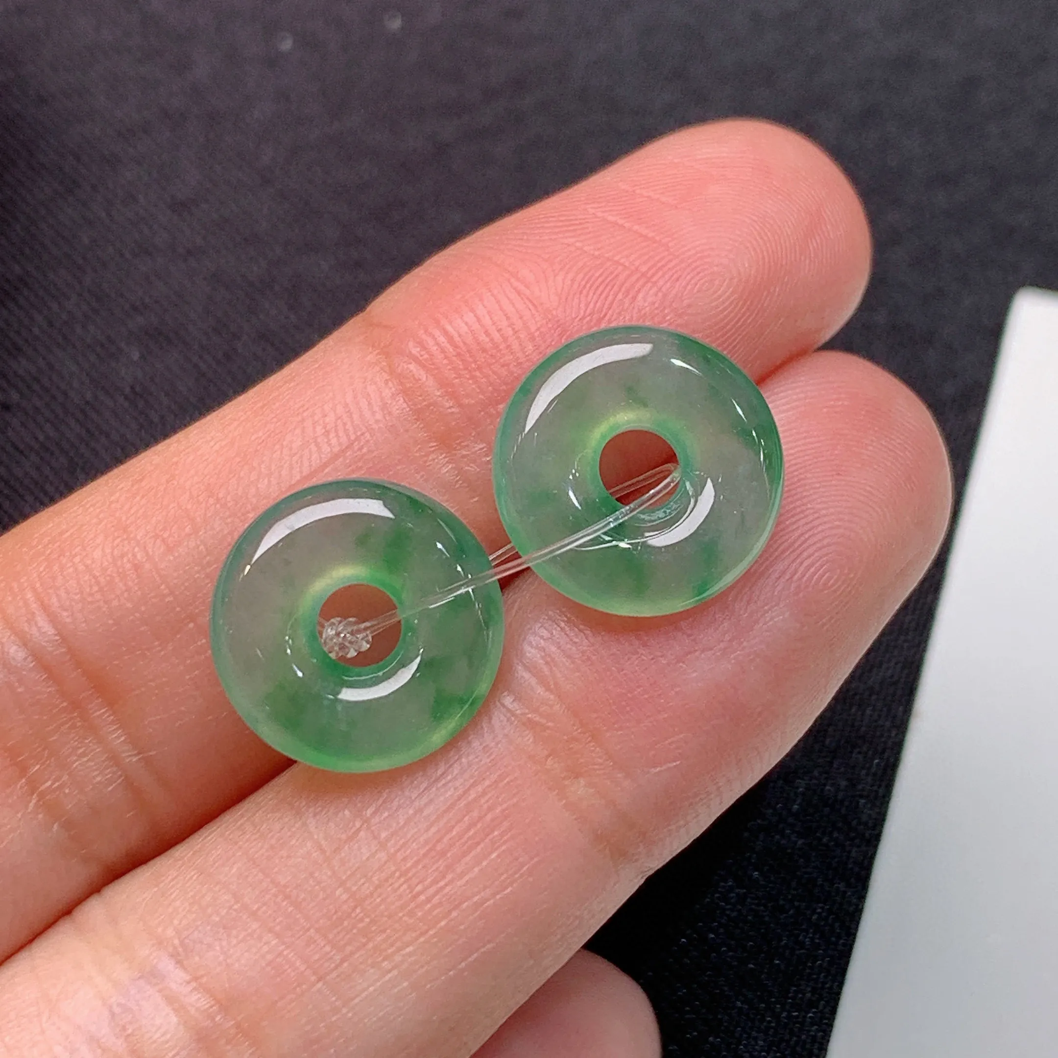 冰飘花甜甜圈一对，镶嵌佳品，冰润细腻，种水足，整体尺寸12*2.9