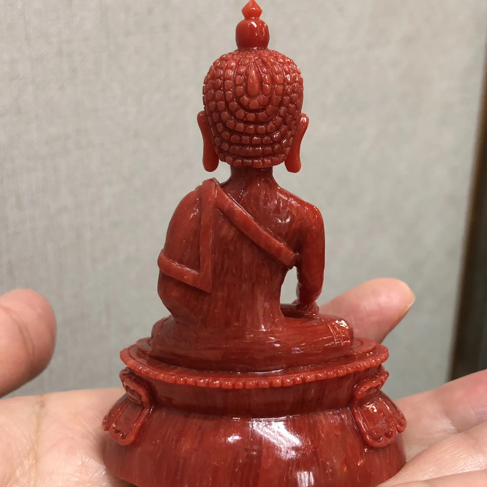 【天然红珊瑚拼接释迦牟尼小摆件】意大利产地，沙丁珊瑚料，深红颜色，釆用台湾拼接手工工艺，精雕细镂，底部有开孔可藏经文，手工工序复杂，高约79mm，宽约52mm，厚33.8mm，重量65.65克。可手持红珊瑚沙丁大枝拼接释迦牟尼！收藏供奉价值高！
