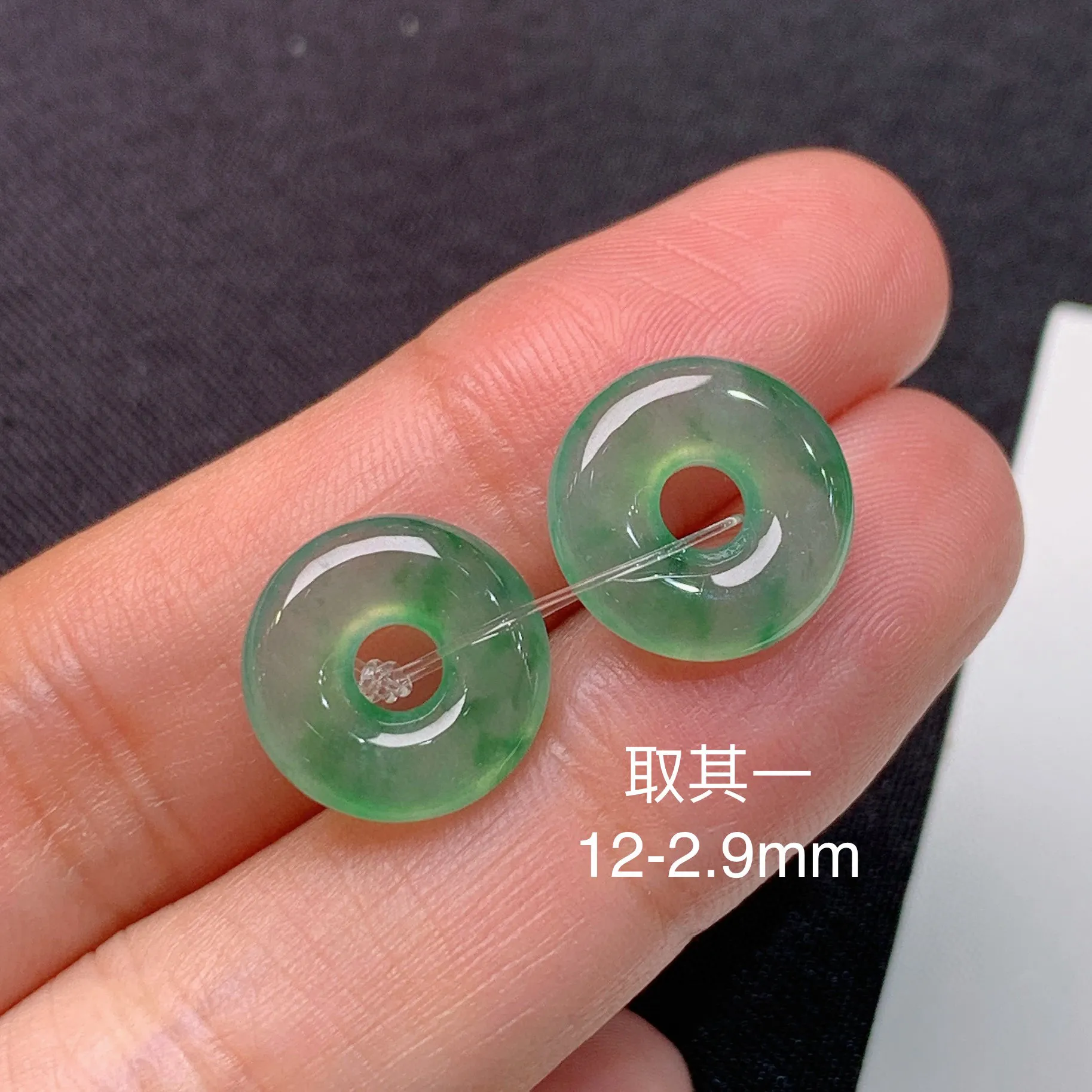 冰飘花甜甜圈一对，镶嵌佳品，冰润细腻，种水足，整体尺寸12*2.9