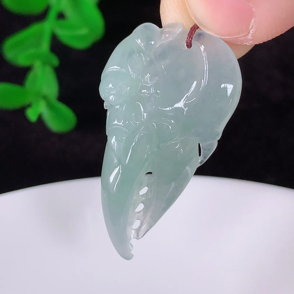 自然光实拍，冰润冰种翡翠八方来财吊坠，种老水足，翠色灵动，寓意美好，佩戴时尚出众！#60.10