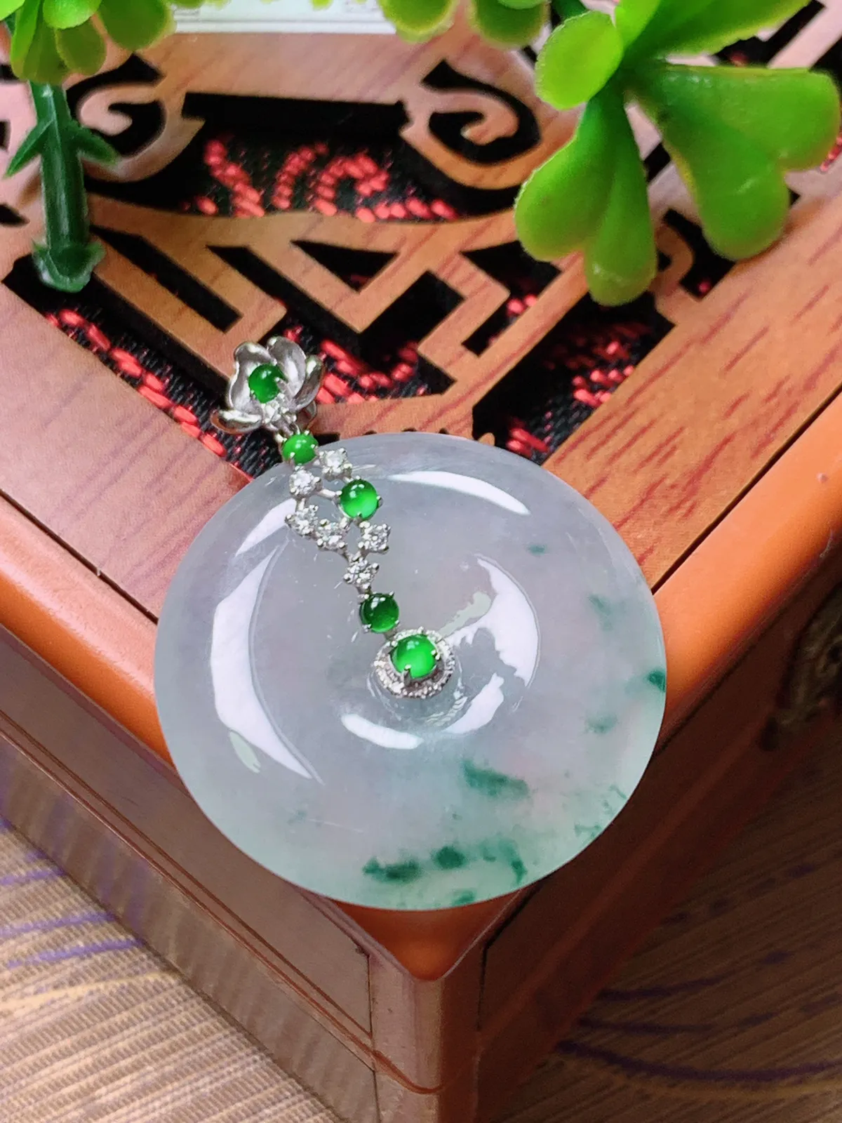 精品推荐，缅甸天然A货翡翠，18K金镶嵌冰种飘花平安扣吊坠，种水好，颜色鲜艳，玉质水润细腻，工艺精湛