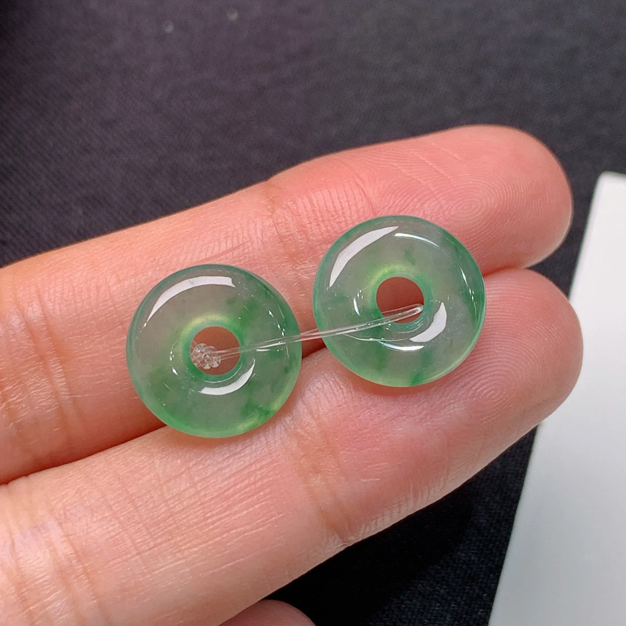 冰飘花甜甜圈一对，镶嵌佳品，冰润细腻，种水足，整体尺寸12*2.9