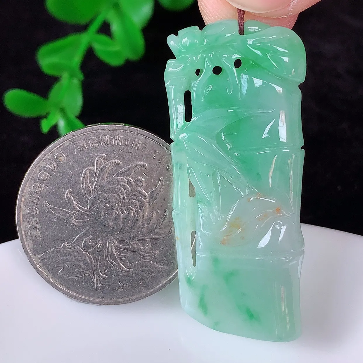 自然光实拍，冰糯种飘绿洒金翡翠节节高竹节玉坠，款式时尚大方，竹节寓意好，佩戴事业，学业节节高升！#87.10