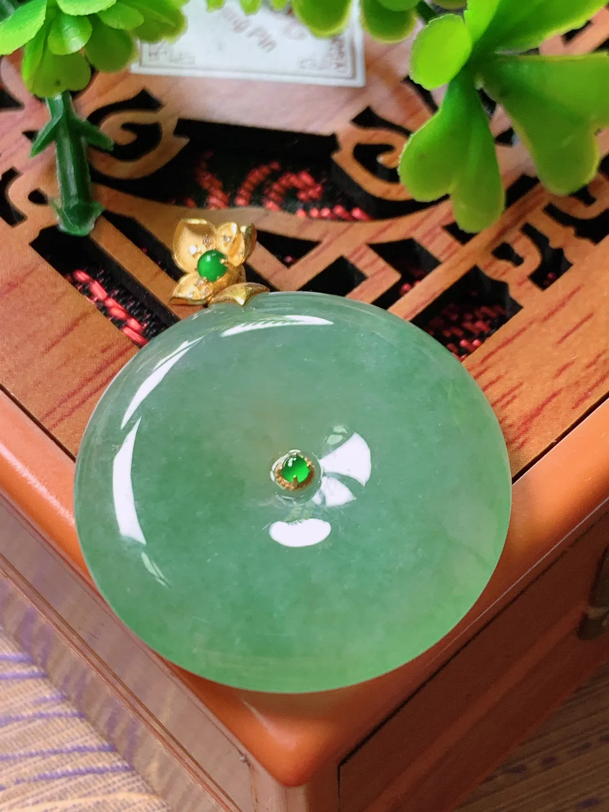 精品推荐，缅甸天然A货翡翠，18K金镶嵌冰种满绿平安扣吊坠，种水好，颜色鲜艳，玉质水润细腻，工艺精湛