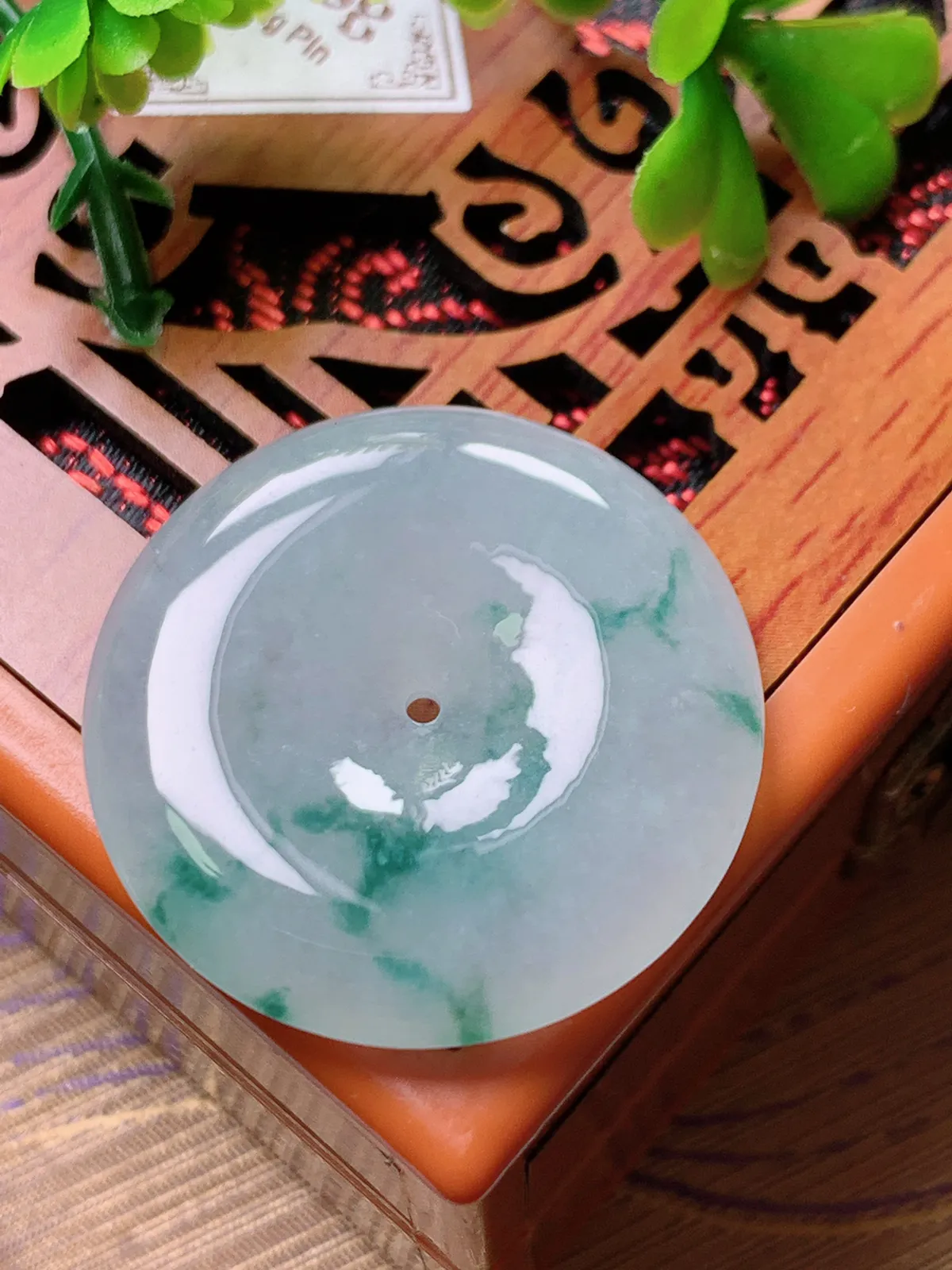 精品推荐，缅甸天然A货翡翠，冰种飘花平安扣吊坠，种水好，颜色鲜艳，玉质水润细腻，工艺精湛，佩戴效果更