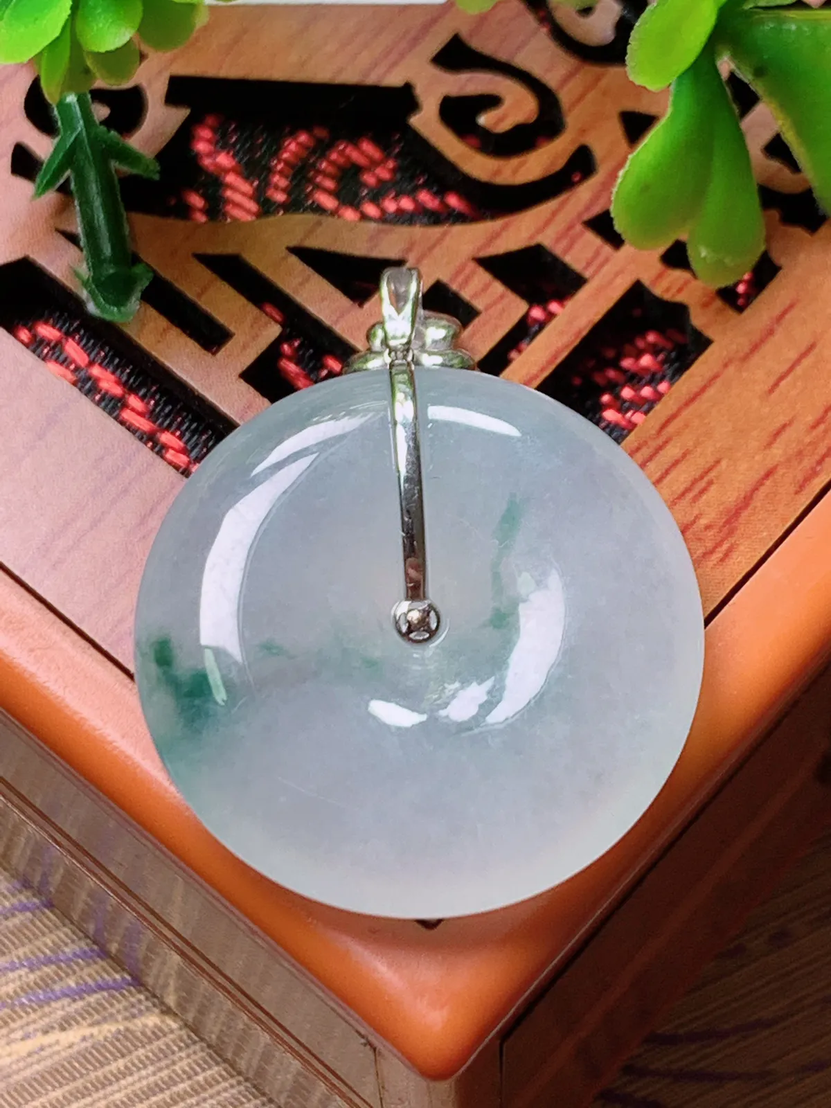 精品推荐，缅甸天然A货翡翠，18K金镶嵌冰种飘花平安扣吊坠，种水好，颜色鲜艳，玉质水润细腻，工艺精湛，佩戴效果更佳。