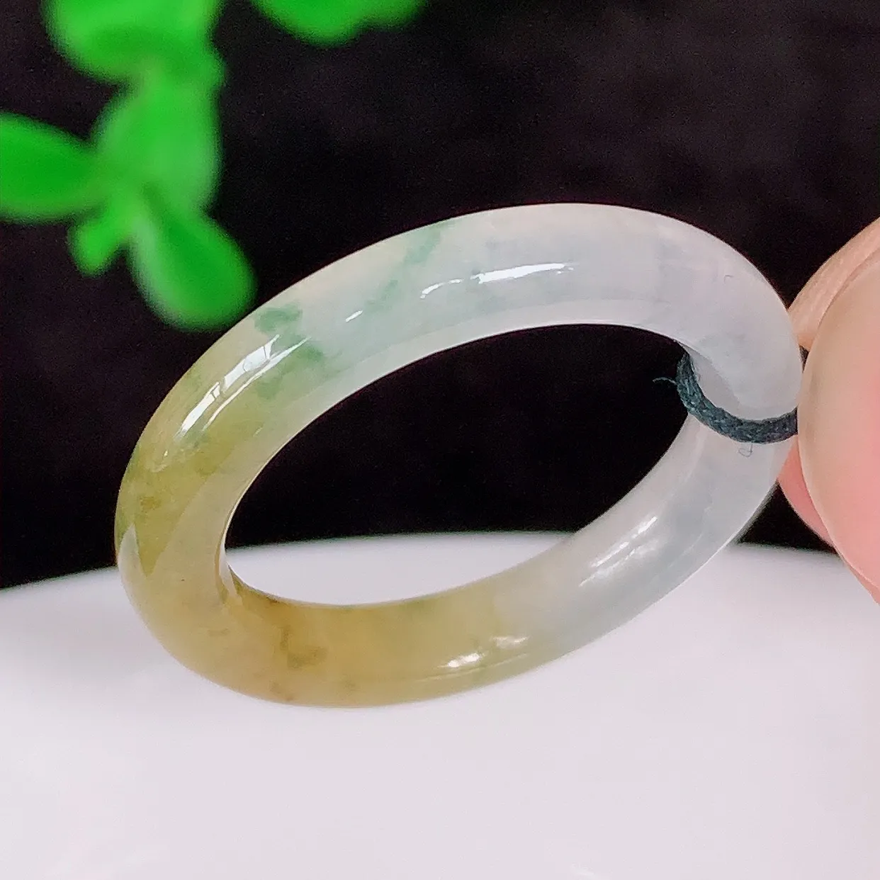 自然光实拍，冰润冰种黄翡17.8mm内径翡翠指环，玉戒指，玉质莹润，好精美好冰润的指环，14圈口，上