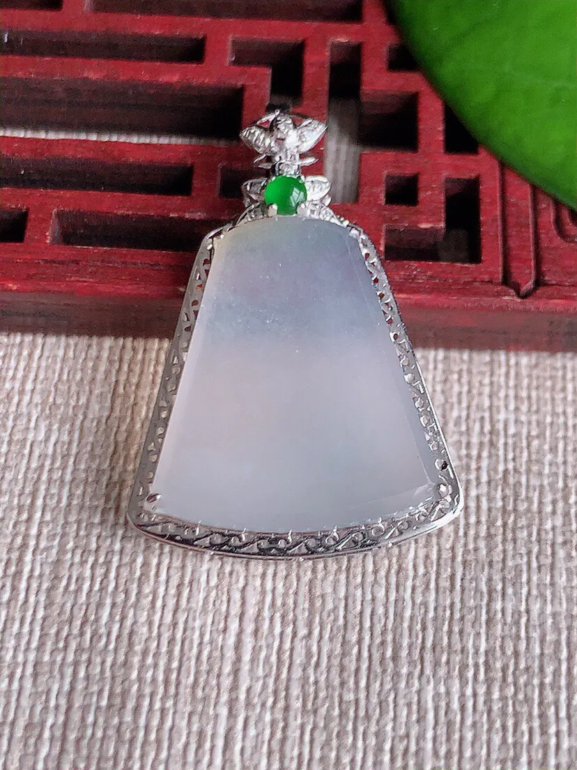 a货翡翠老坑冰种18K金伴钻镶嵌白月光无事牌吊坠 尺寸33×22×5裸石21×18.6mm 重量3.11g 0612