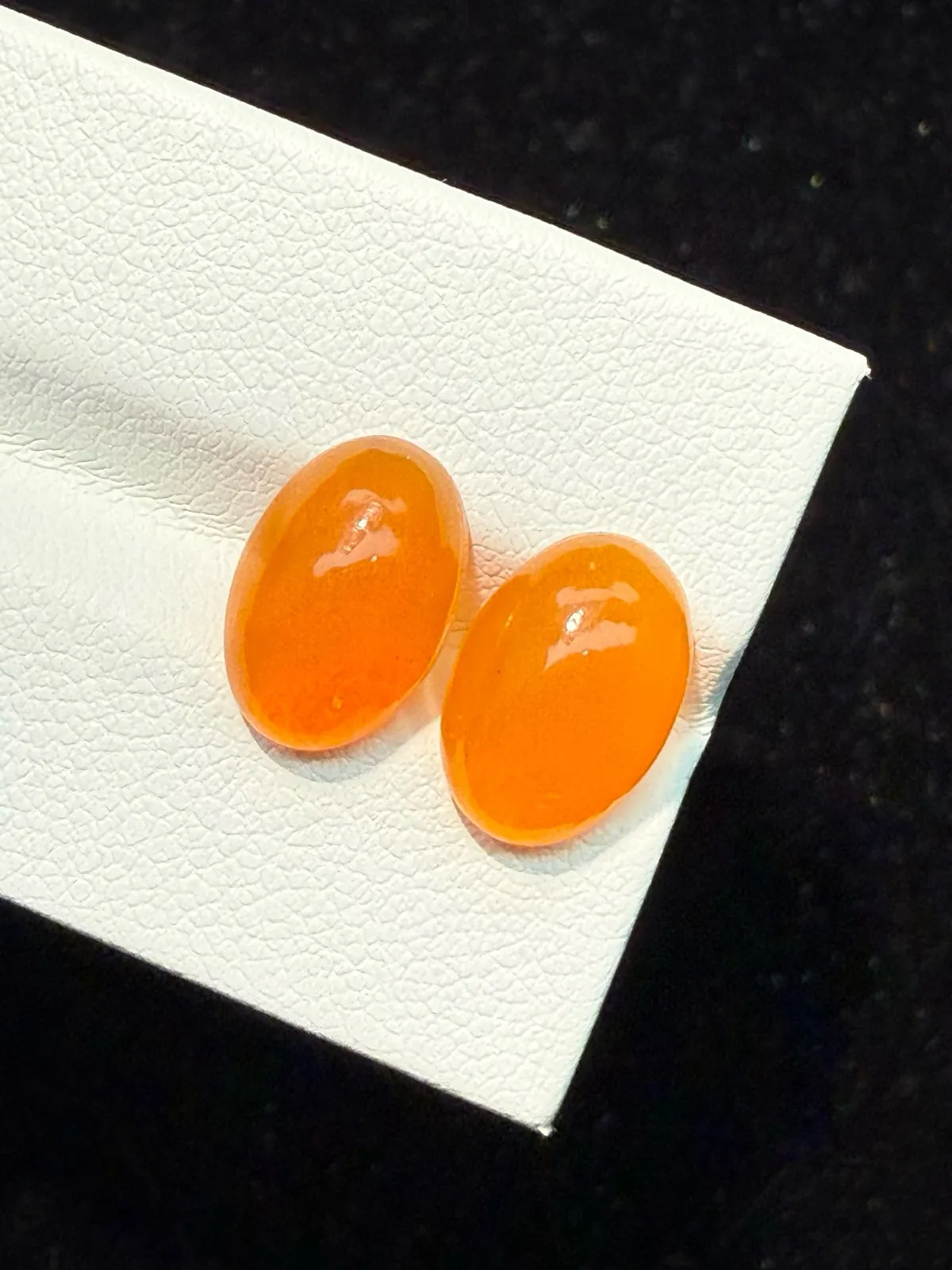 4.425ct天然墨西哥火欧泊裸石，尺寸11.9×8.1×5.5mm， 颜色美艳 ，晶体通透
