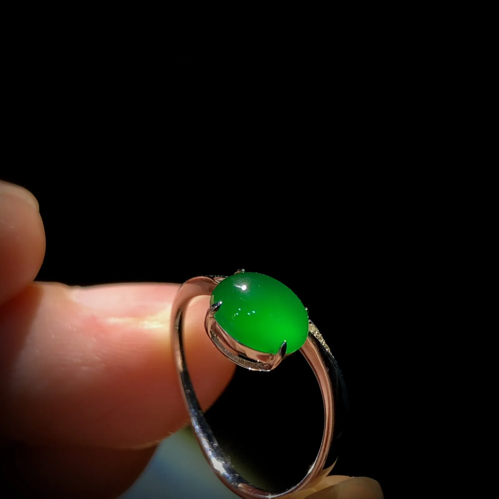 绿戒指，裸石7.2-6-3.2mm，现13#可改，
18K金，南非钻，