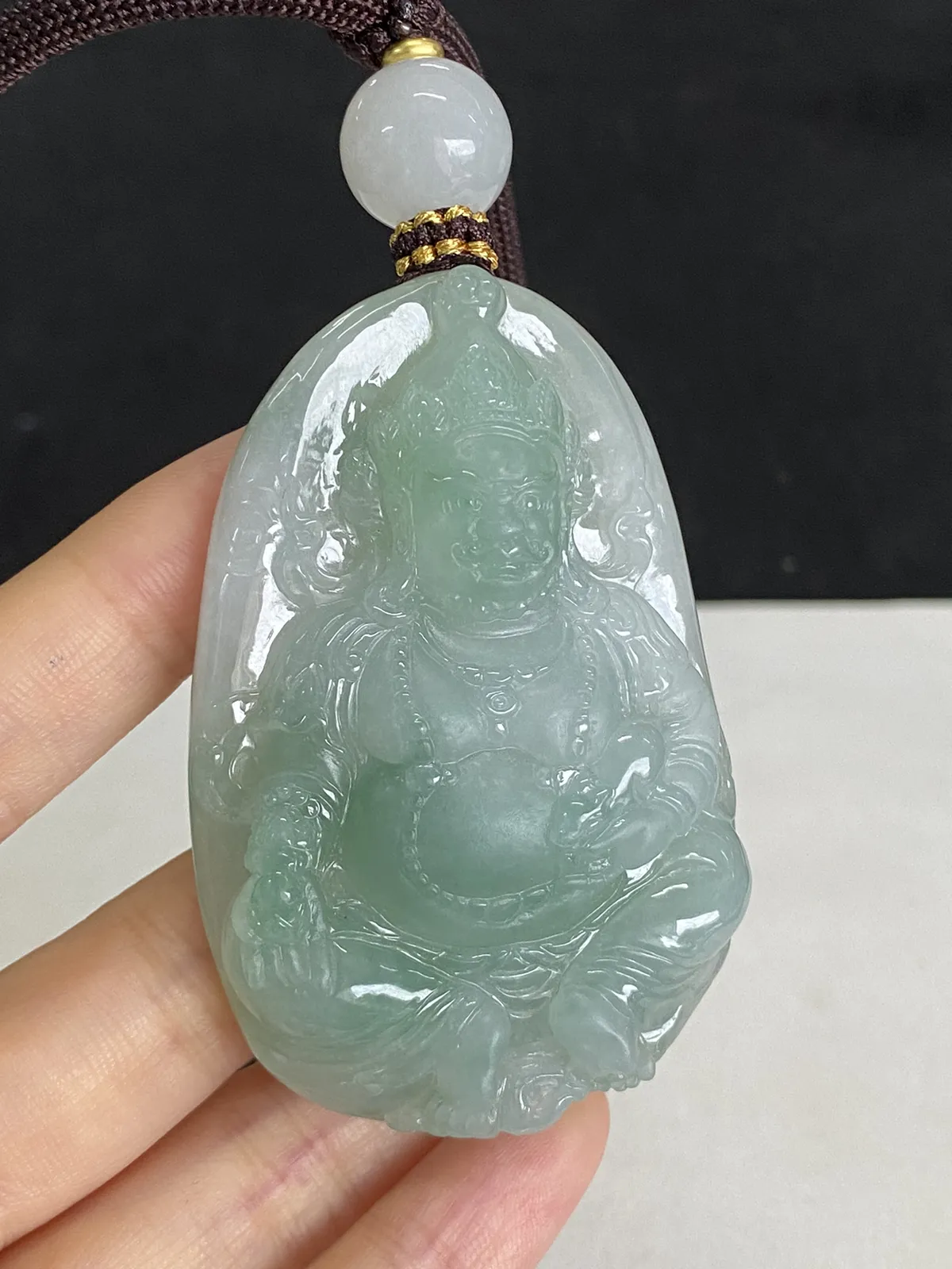 翡翠冰糯种淡绿色吊坠，配珠未测
