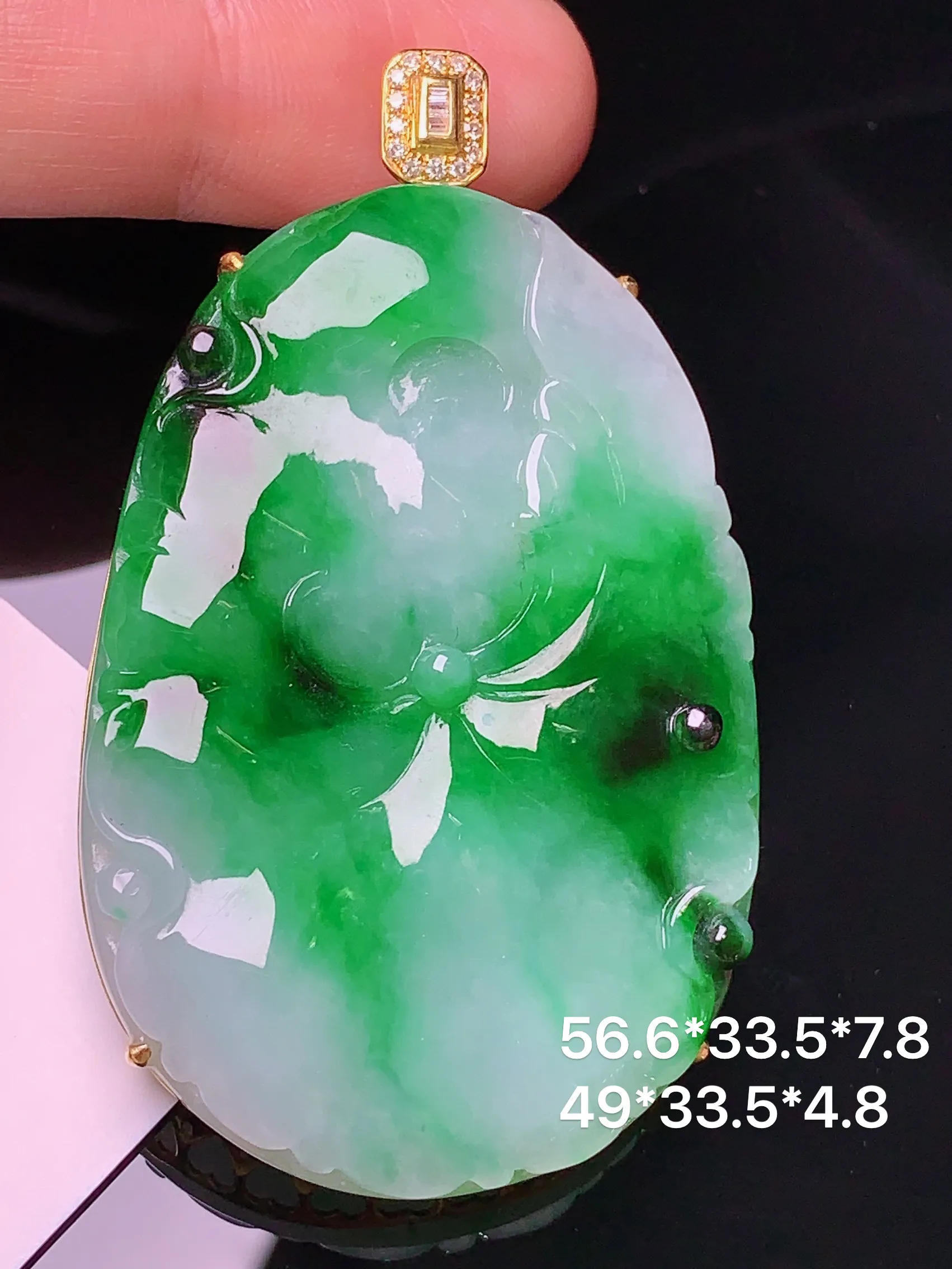 18k金钻镶嵌飘绿荷叶吊坠 玉质细腻 水润亮眼  整体尺寸56.6*33.5*7.8