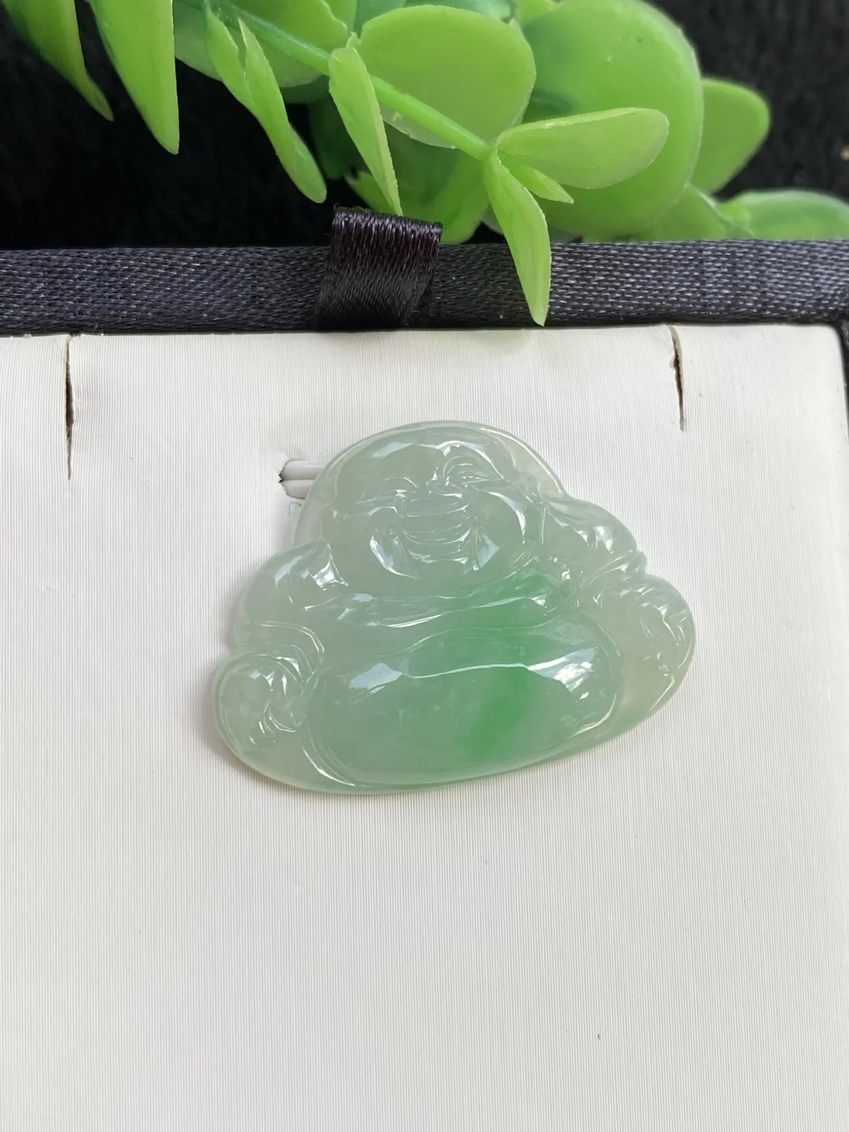 推荐【飘绿佛公】无纹裂，水润，冰冰糯糯，肚里藏金，飘阳绿，品相佳，超值～～