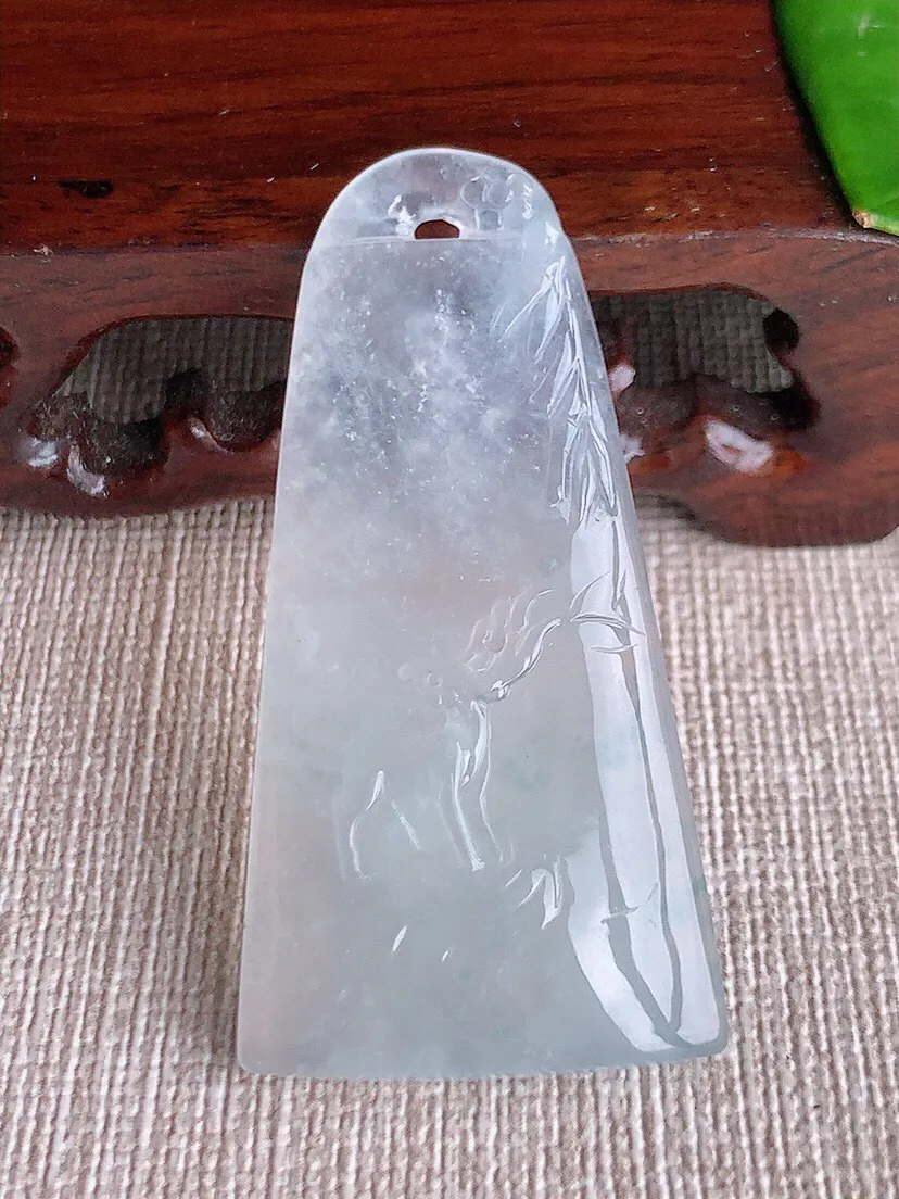 a货翡翠老坑冰种白月光梅花鹿一鹿有你吊坠 尺寸49×24.7×5.5mm 重量14.03g 0612