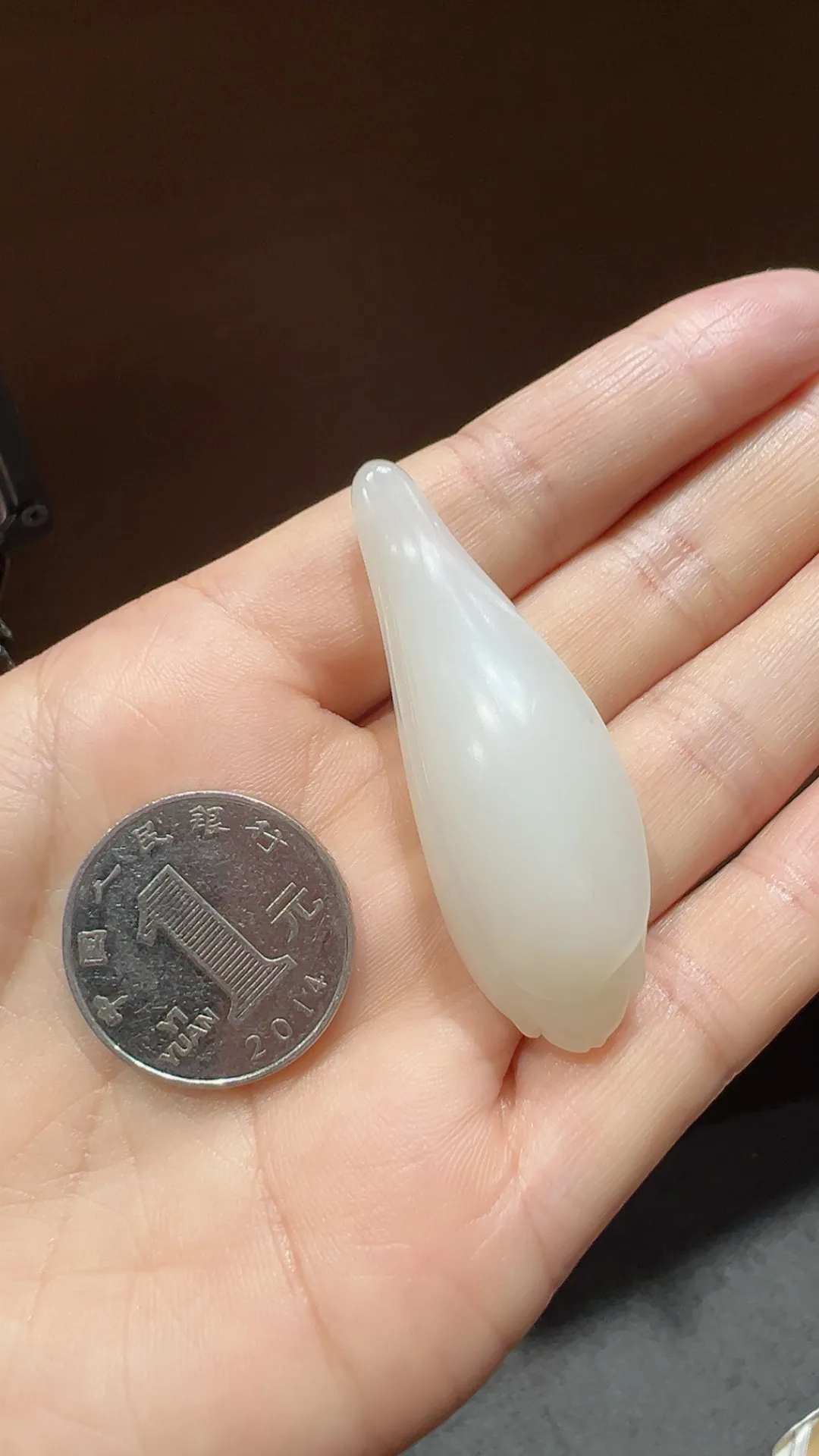 好油润的一枚独籽 玉兰花

重18.4克 尺寸54*18*16mm