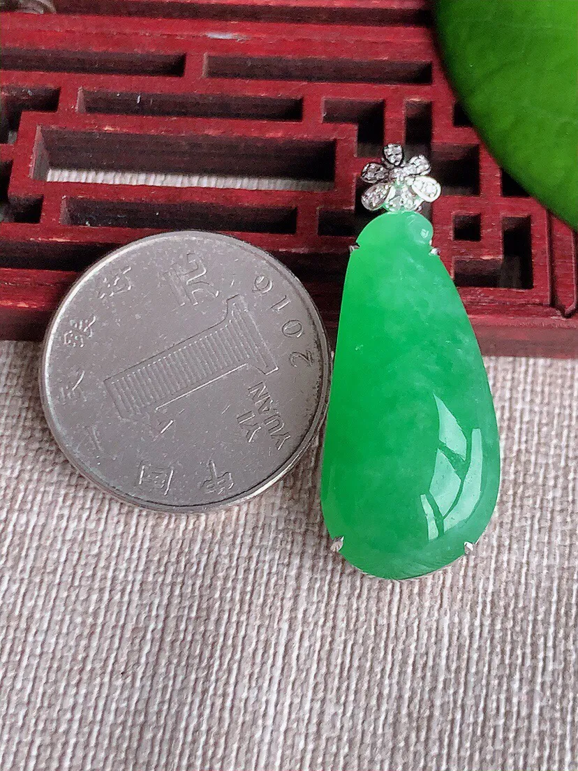 a货翡翠老坑冰种18K金伴钻镶嵌阳绿福瓜吊坠 尺寸37.3×30.6×14×10mm 重量9.35g 0612