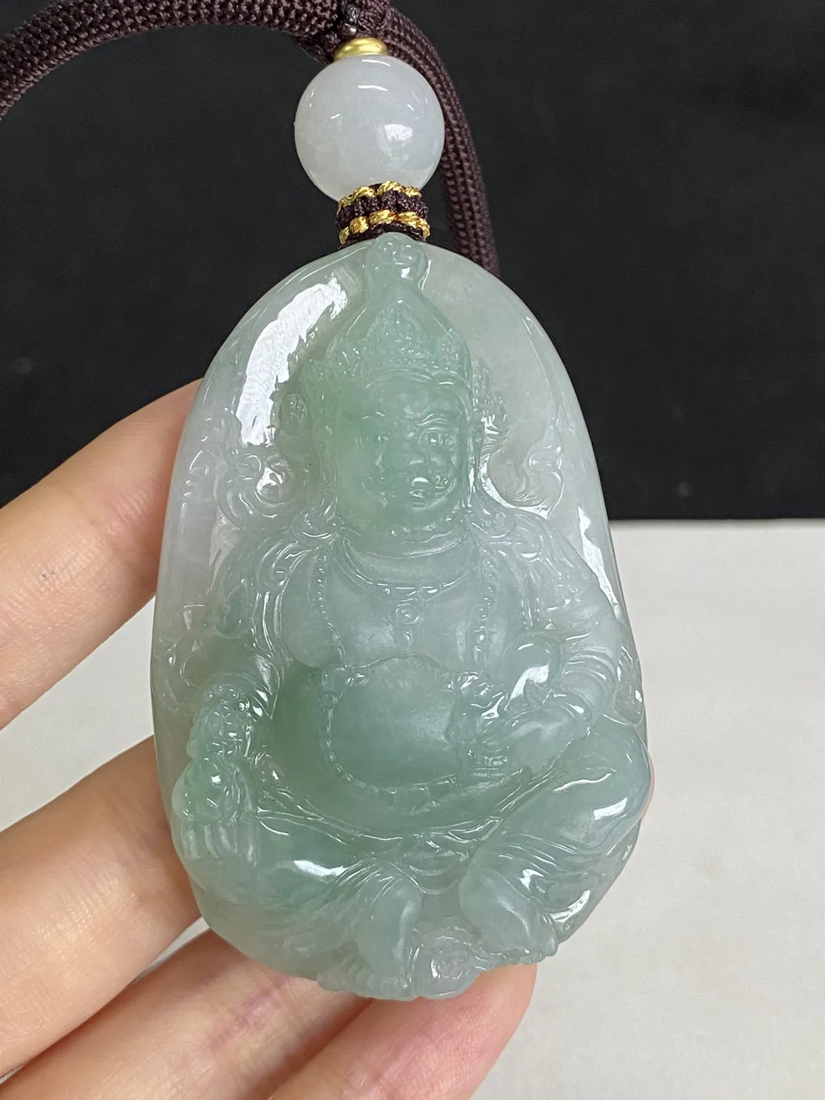 翡翠冰糯种淡绿色吊坠，配珠未测