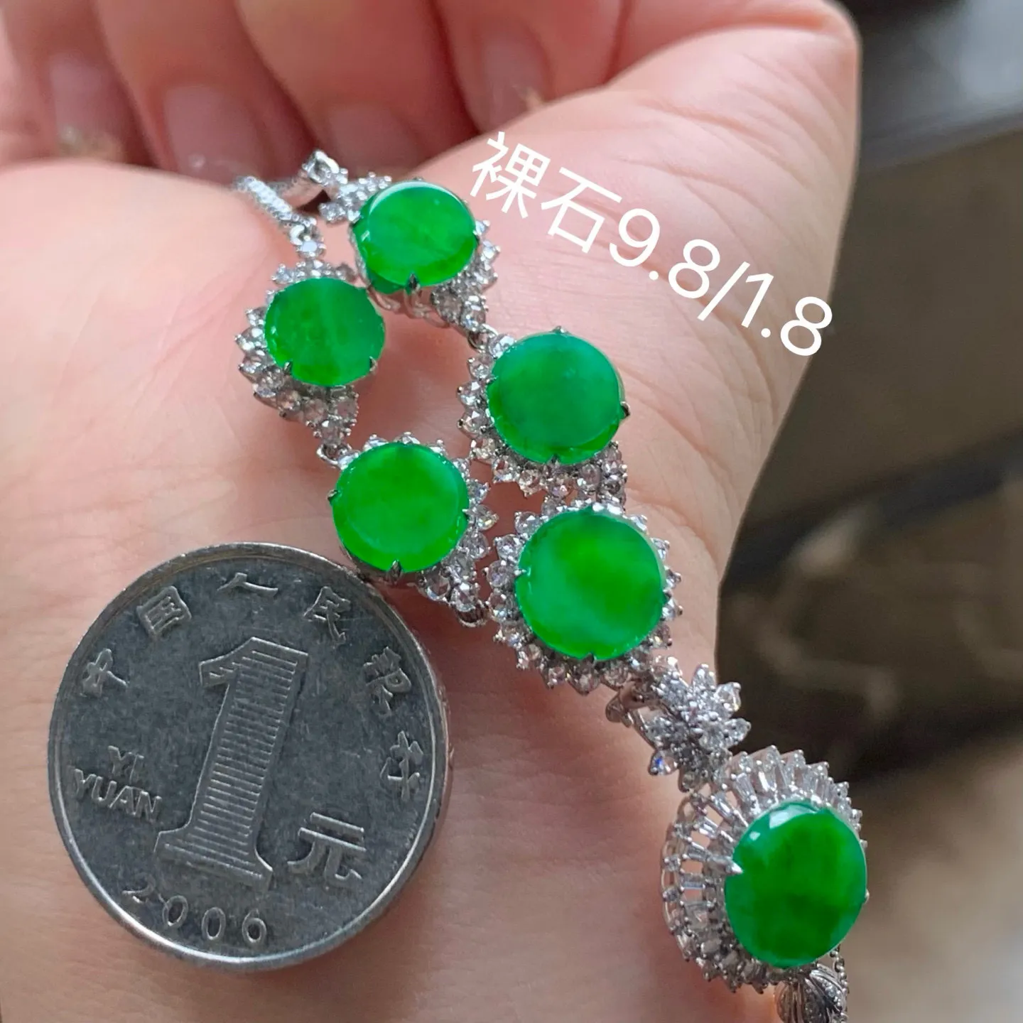 辣绿圆牌项链
真金镶嵌 精致