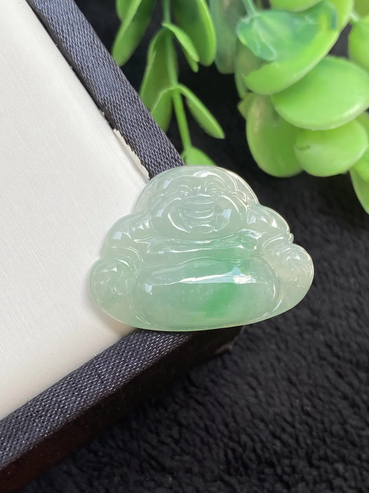推荐【飘绿佛公】无纹裂，水润，冰冰糯糯，肚里藏金，飘阳绿，品相佳，超值～～