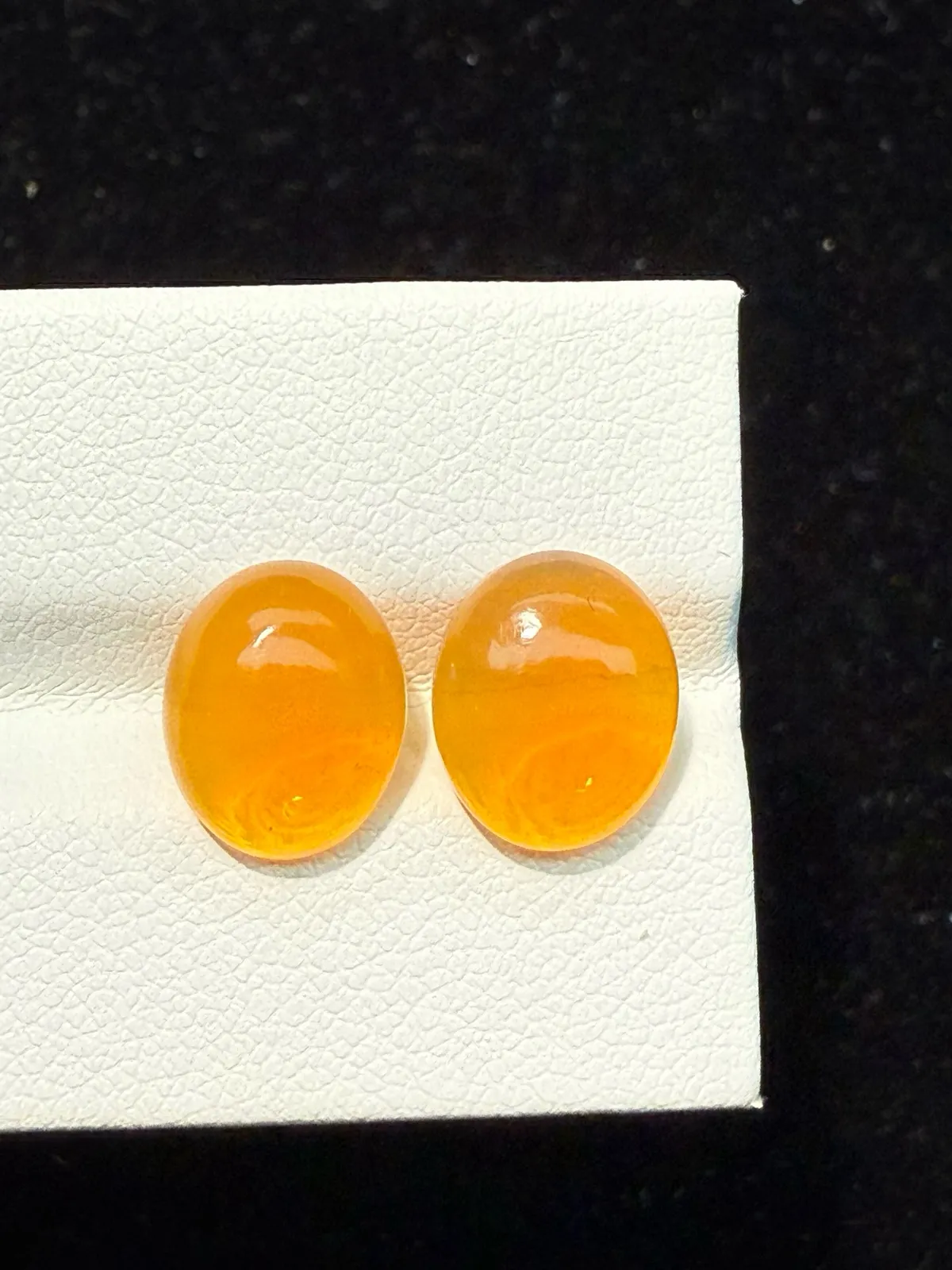 4.315ct天然墨西哥火欧泊裸石，尺寸10.9×9×4.6mm， 颜色美艳 ，晶体通透