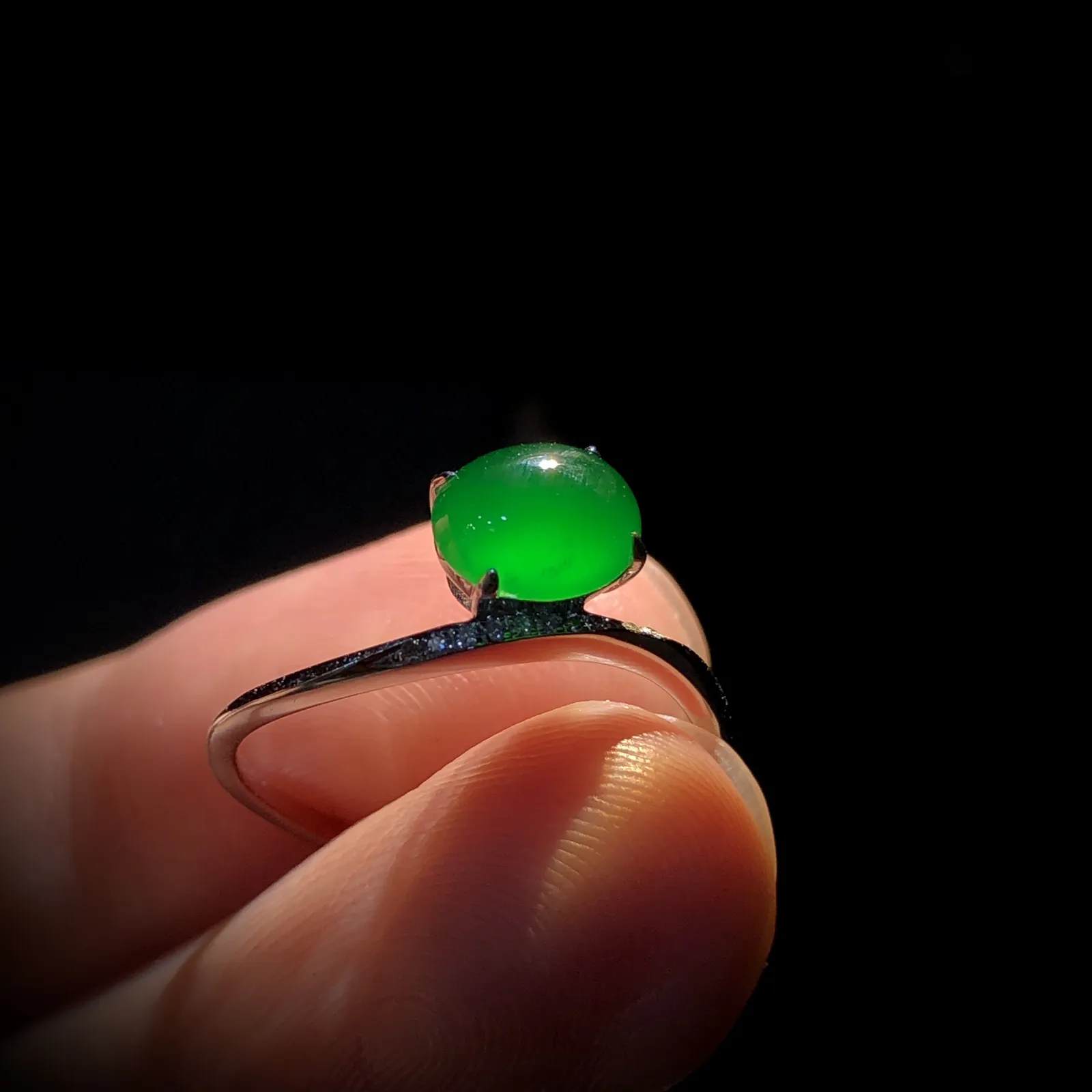 绿戒指，裸石7.2-6-3.2mm，现13#可改，
18K金，南非钻，