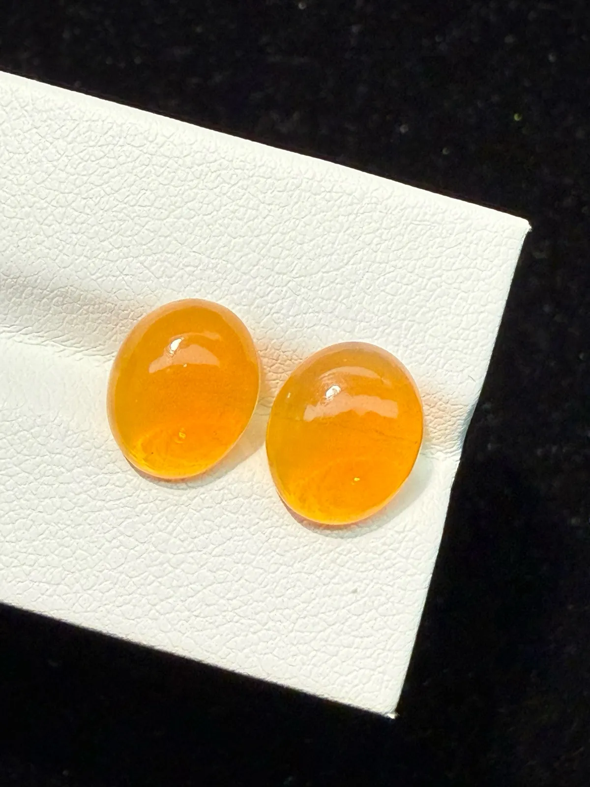 4.315ct天然墨西哥火欧泊裸石，尺寸10.9×9×4.6mm， 颜色美艳 ，晶体通透